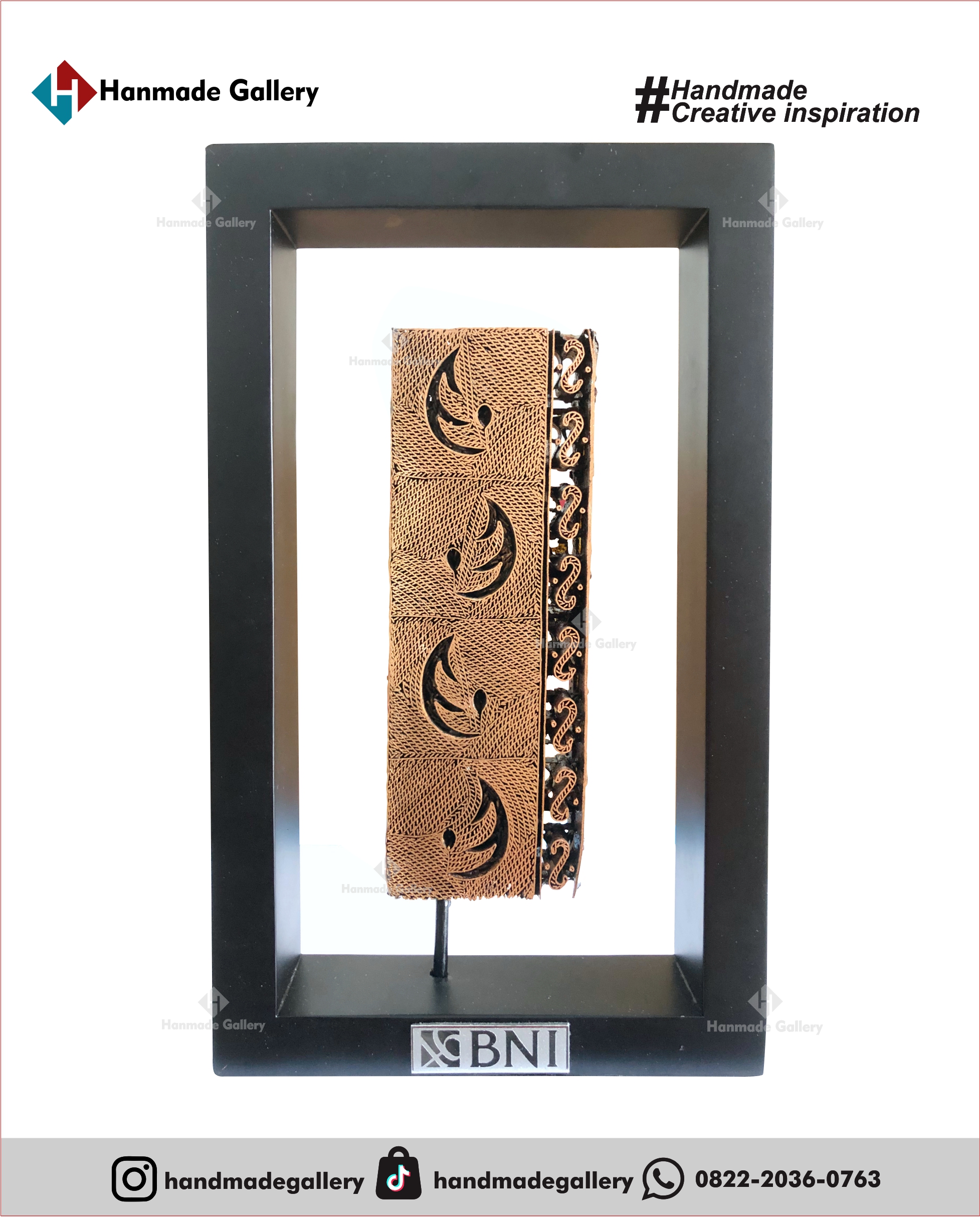 Plakat kayu merupakan produk plakat yang eksklusif dan elegan. Plakat kayu dengan sentuhan kombinasi plat kuningan menjadikan plakat kayu banyak sekali diminati baik instansi pemerintah, BUMN, Universitas dan juga perusahaan – perusahaan swasta. Produk plakat kayu ini terkenal dengan nilai kemewahanya dengan kombinasi kuningan