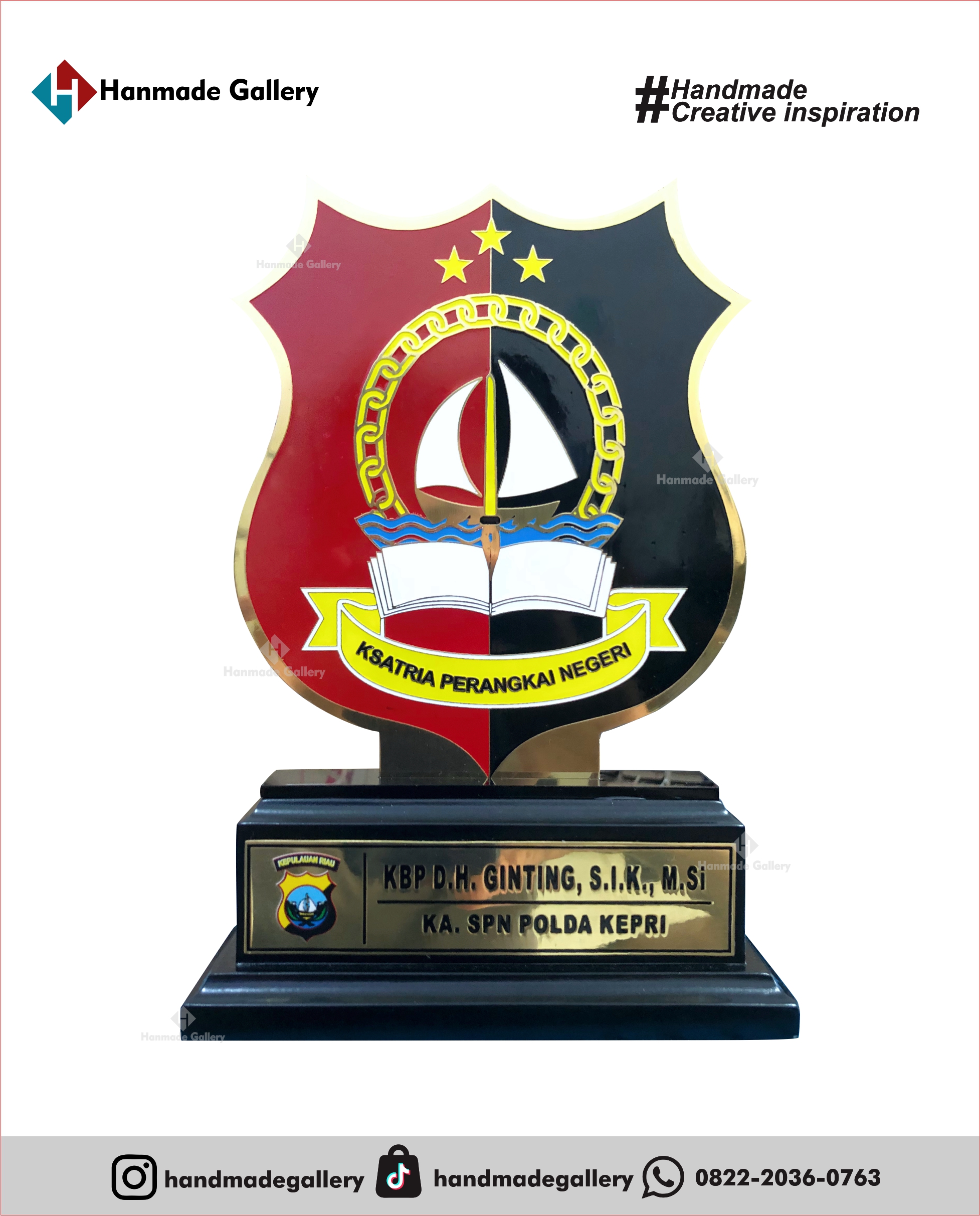 Plakat kayu merupakan produk plakat yang eksklusif dan elegan. Plakat kayu dengan sentuhan kombinasi plat kuningan menjadikan plakat kayu banyak sekali diminati baik instansi pemerintah, BUMN, Universitas dan juga perusahaan – perusahaan swasta. Produk plakat kayu ini terkenal dengan nilai kemewahanya dengan kombinasi kuningan