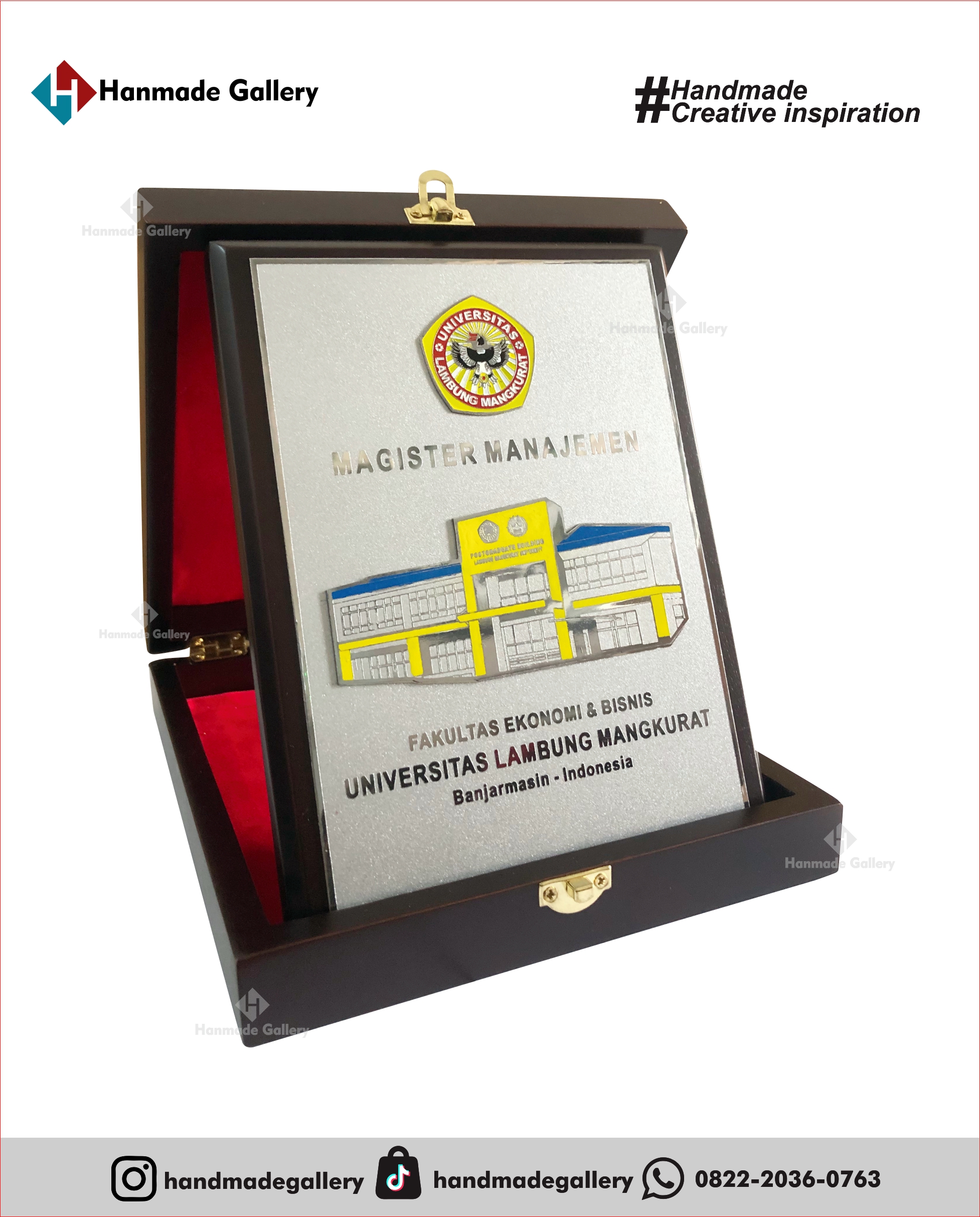 Plakat kayu merupakan produk plakat yang eksklusif dan elegan. Plakat kayu dengan sentuhan kombinasi plat kuningan menjadikan plakat kayu banyak sekali diminati baik instansi pemerintah, BUMN, Universitas dan juga perusahaan – perusahaan swasta. Produk plakat kayu ini terkenal dengan nilai kemewahanya dengan kombinasi kuningan