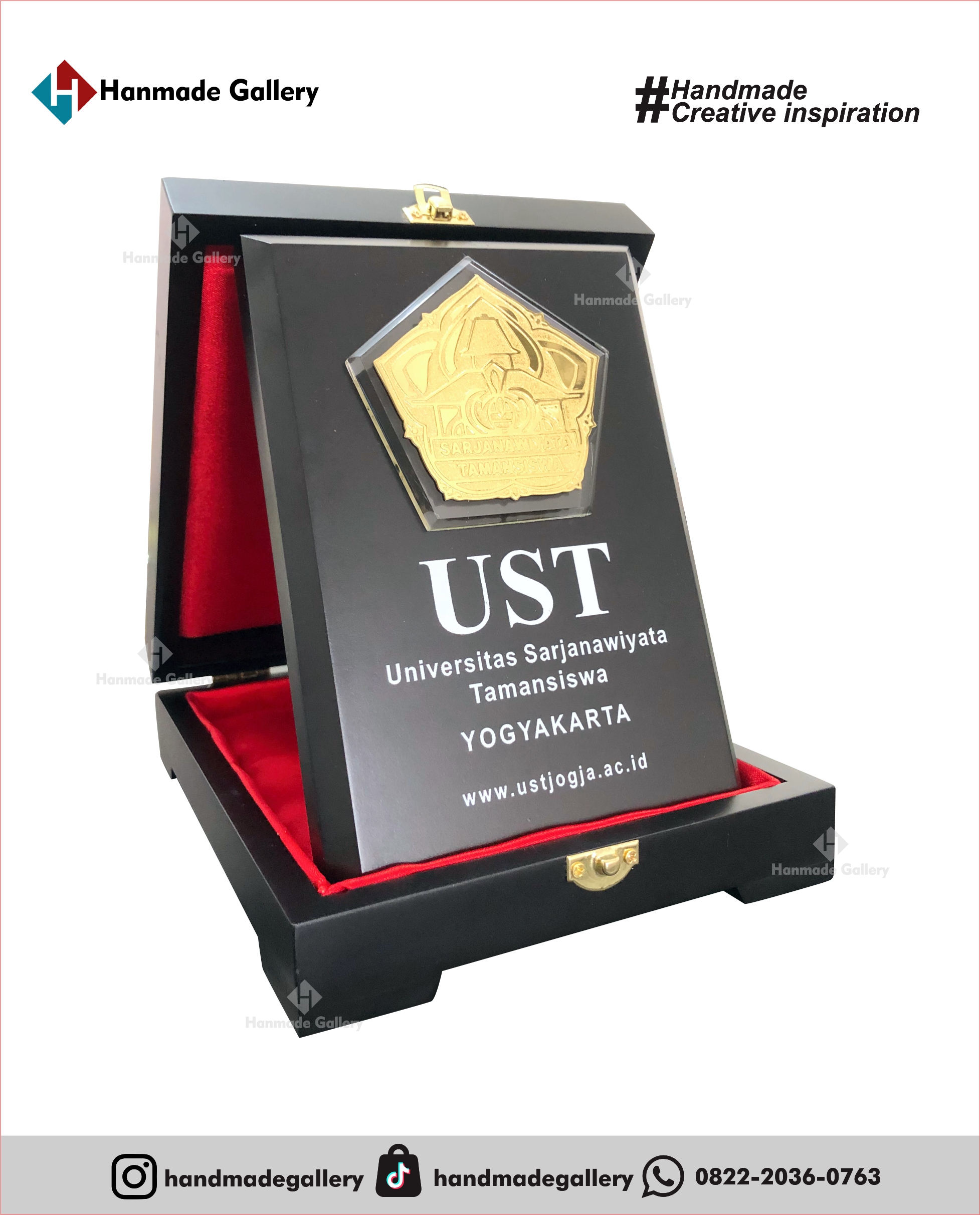 Plakat kayu merupakan produk plakat yang eksklusif dan elegan. Plakat kayu dengan sentuhan kombinasi plat kuningan menjadikan plakat kayu banyak sekali diminati baik instansi pemerintah, BUMN, Universitas dan juga perusahaan – perusahaan swasta. Produk plakat kayu ini terkenal dengan nilai kemewahanya dengan kombinasi kuningan