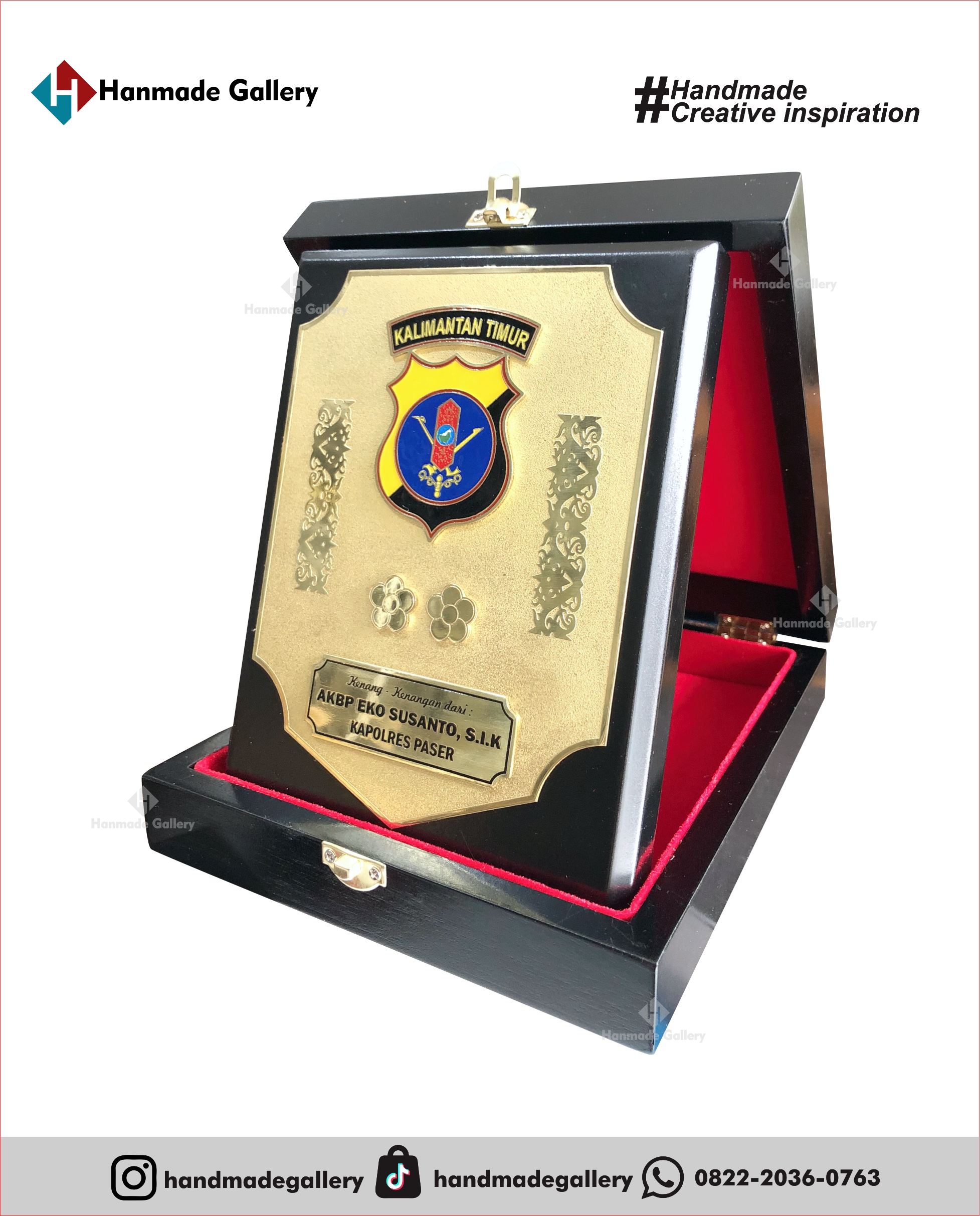 Plakat kayu merupakan produk plakat yang eksklusif dan elegan. Plakat kayu dengan sentuhan kombinasi plat kuningan menjadikan plakat kayu banyak sekali diminati baik instansi pemerintah, BUMN, Universitas dan juga perusahaan – perusahaan swasta. Produk plakat kayu ini terkenal dengan nilai kemewahanya dengan kombinasi kuningan