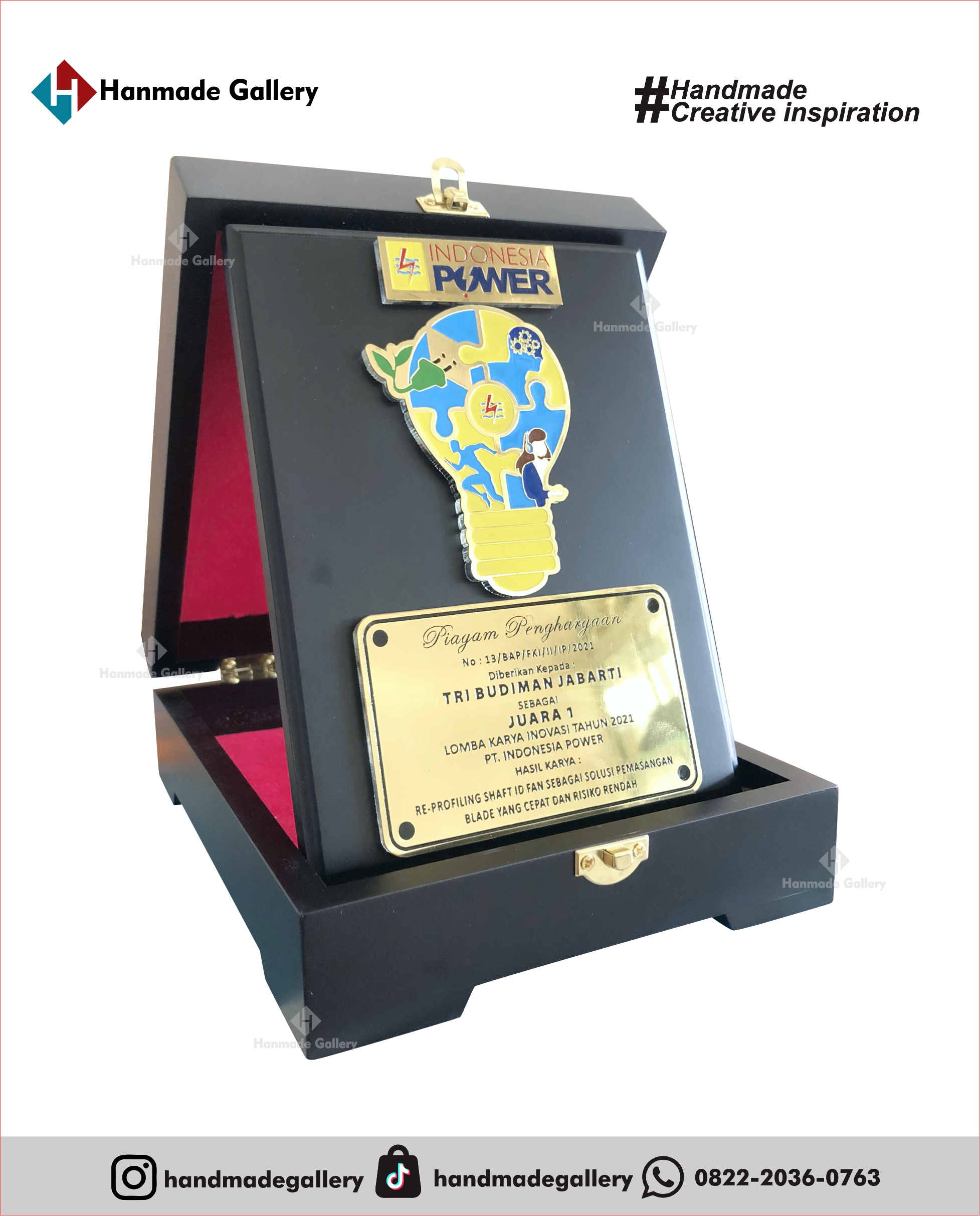 Plakat kayu merupakan produk plakat yang eksklusif dan elegan. Plakat kayu dengan sentuhan kombinasi plat kuningan menjadikan plakat kayu banyak sekali diminati baik instansi pemerintah, BUMN, Universitas dan juga perusahaan – perusahaan swasta. Produk plakat kayu ini terkenal dengan nilai kemewahanya dengan kombinasi kuningan