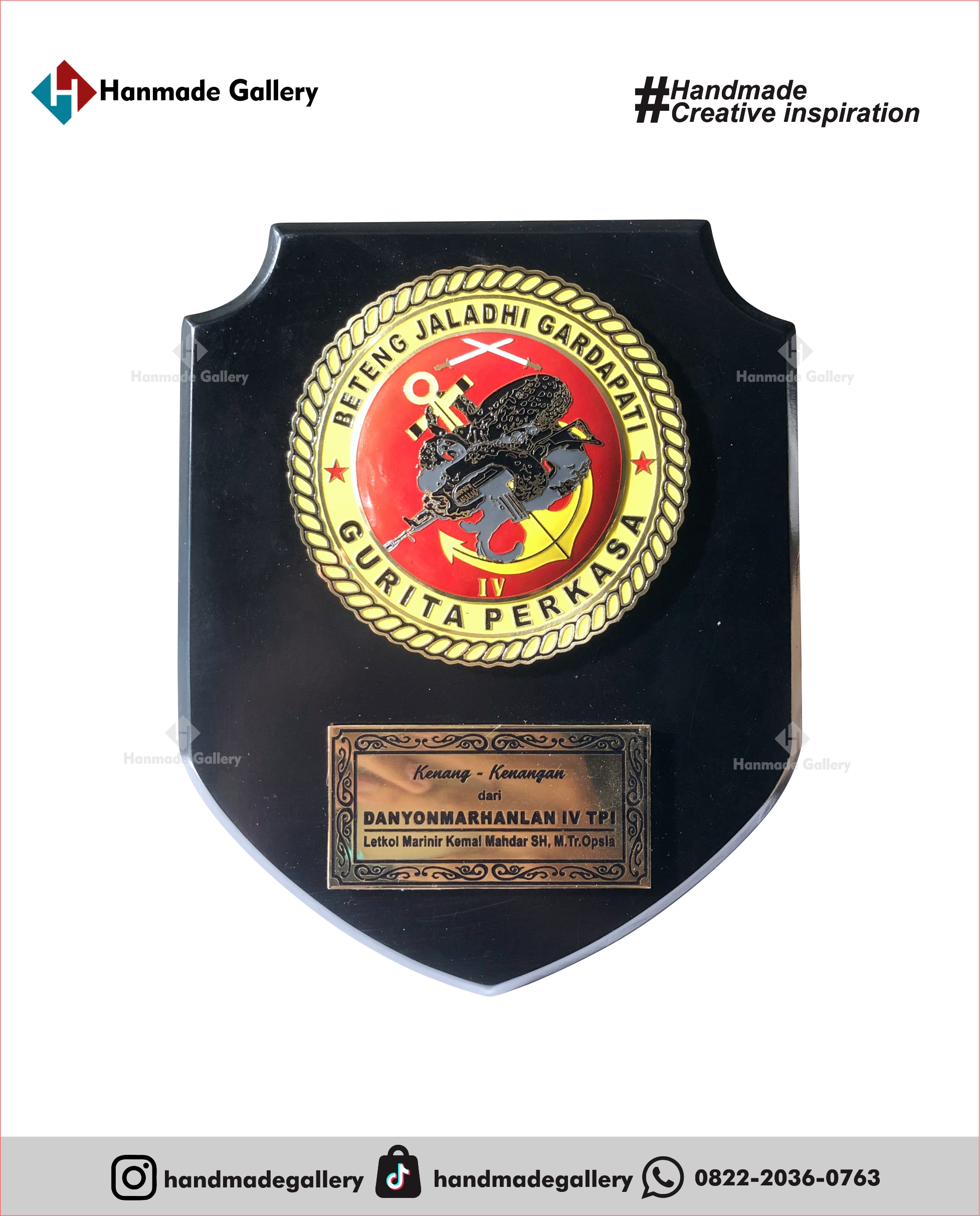 Plakat kayu merupakan produk plakat yang eksklusif dan elegan. Plakat kayu dengan sentuhan kombinasi plat kuningan menjadikan plakat kayu banyak sekali diminati baik instansi pemerintah, BUMN, Universitas dan juga perusahaan – perusahaan swasta. Produk plakat kayu ini terkenal dengan nilai kemewahanya dengan kombinasi kuningan