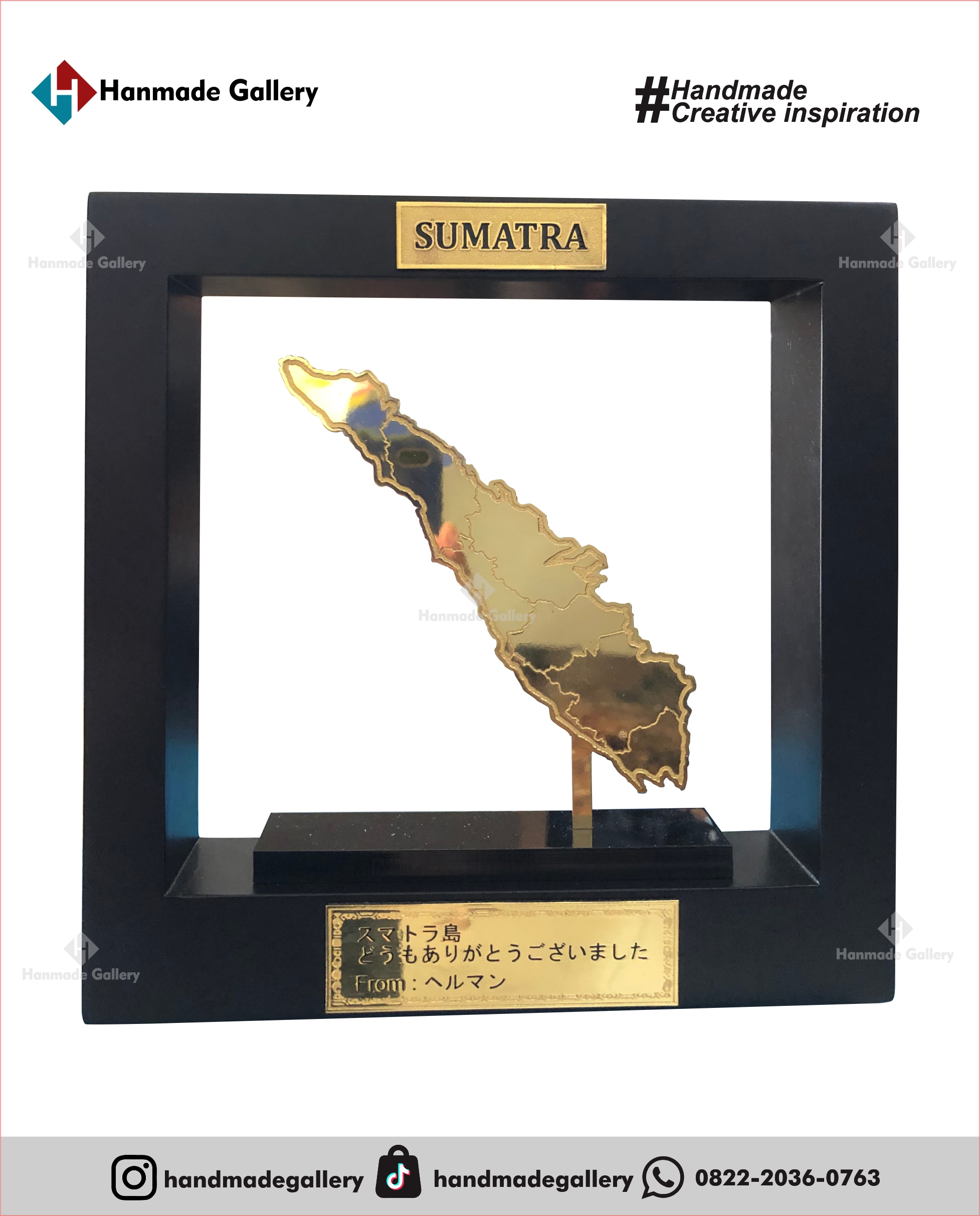 Plakat kayu merupakan produk plakat yang eksklusif dan elegan. Plakat kayu dengan sentuhan kombinasi plat kuningan menjadikan plakat kayu banyak sekali diminati baik instansi pemerintah, BUMN, Universitas dan juga perusahaan – perusahaan swasta. Produk plakat kayu ini terkenal dengan nilai kemewahanya dengan kombinasi kuningan