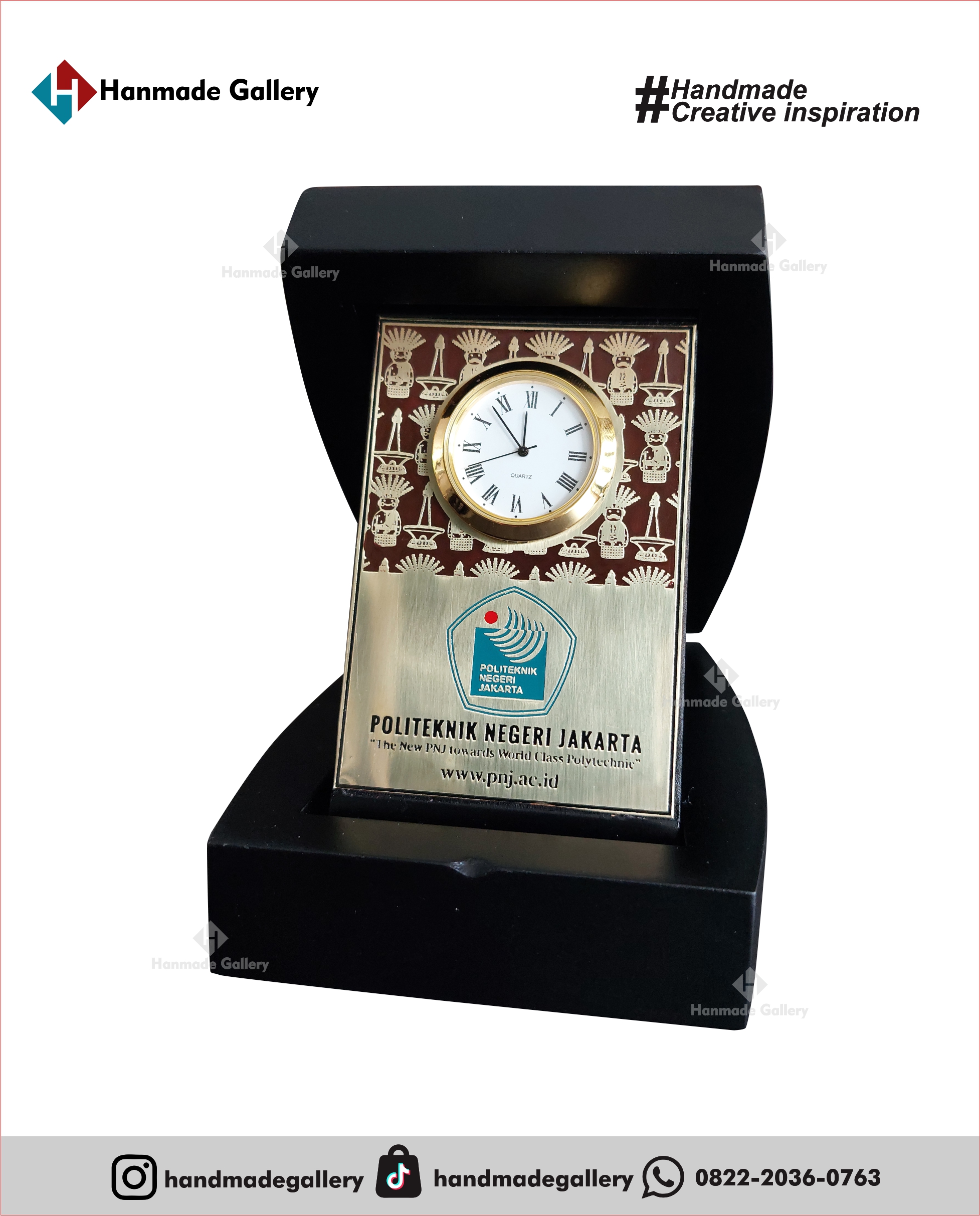 Plakat kayu merupakan produk plakat yang eksklusif dan elegan. Plakat kayu dengan sentuhan kombinasi plat kuningan menjadikan plakat kayu banyak sekali diminati baik instansi pemerintah, BUMN, Universitas dan juga perusahaan – perusahaan swasta. Produk plakat kayu ini terkenal dengan nilai kemewahanya dengan kombinasi kuningan