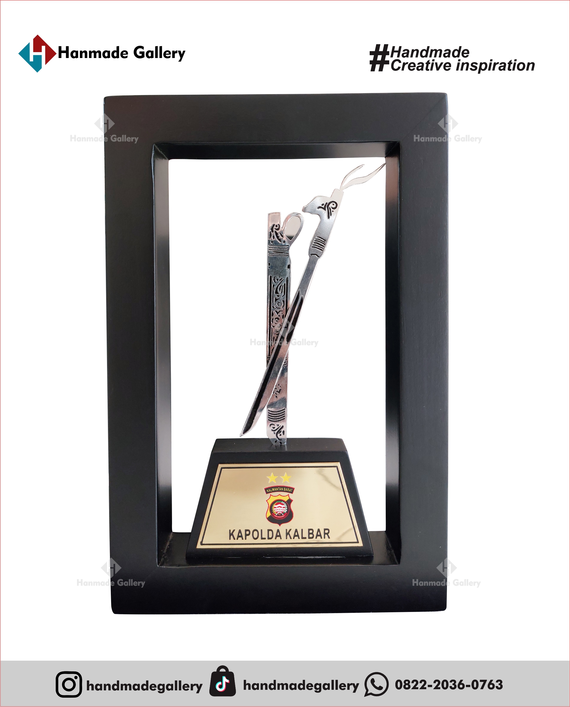 Plakat kayu merupakan produk plakat yang eksklusif dan elegan. Plakat kayu dengan sentuhan kombinasi plat kuningan menjadikan plakat kayu banyak sekali diminati baik instansi pemerintah, BUMN, Universitas dan juga perusahaan – perusahaan swasta. Produk plakat kayu ini terkenal dengan nilai kemewahanya dengan kombinasi kuningan