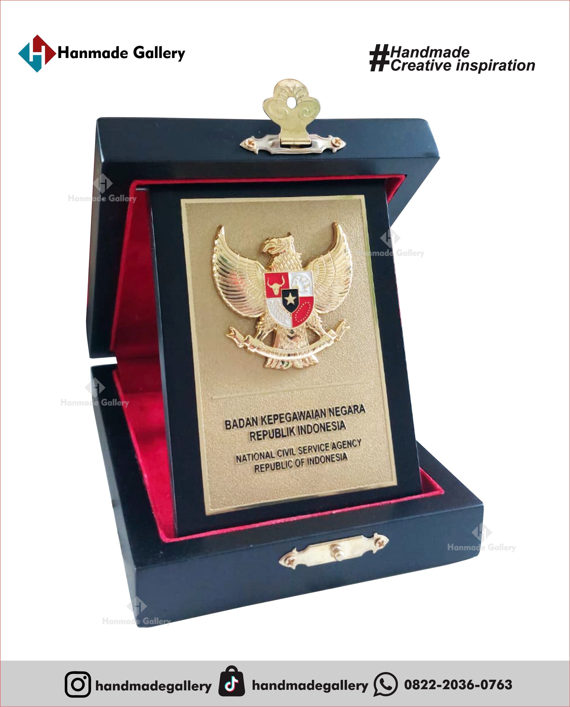 Plakat kayu merupakan produk plakat yang eksklusif dan elegan. Plakat kayu dengan sentuhan kombinasi plat kuningan menjadikan plakat kayu banyak sekali diminati baik instansi pemerintah, BUMN, Universitas dan juga perusahaan – perusahaan swasta. Produk plakat kayu ini terkenal dengan nilai kemewahanya dengan kombinasi kuningan