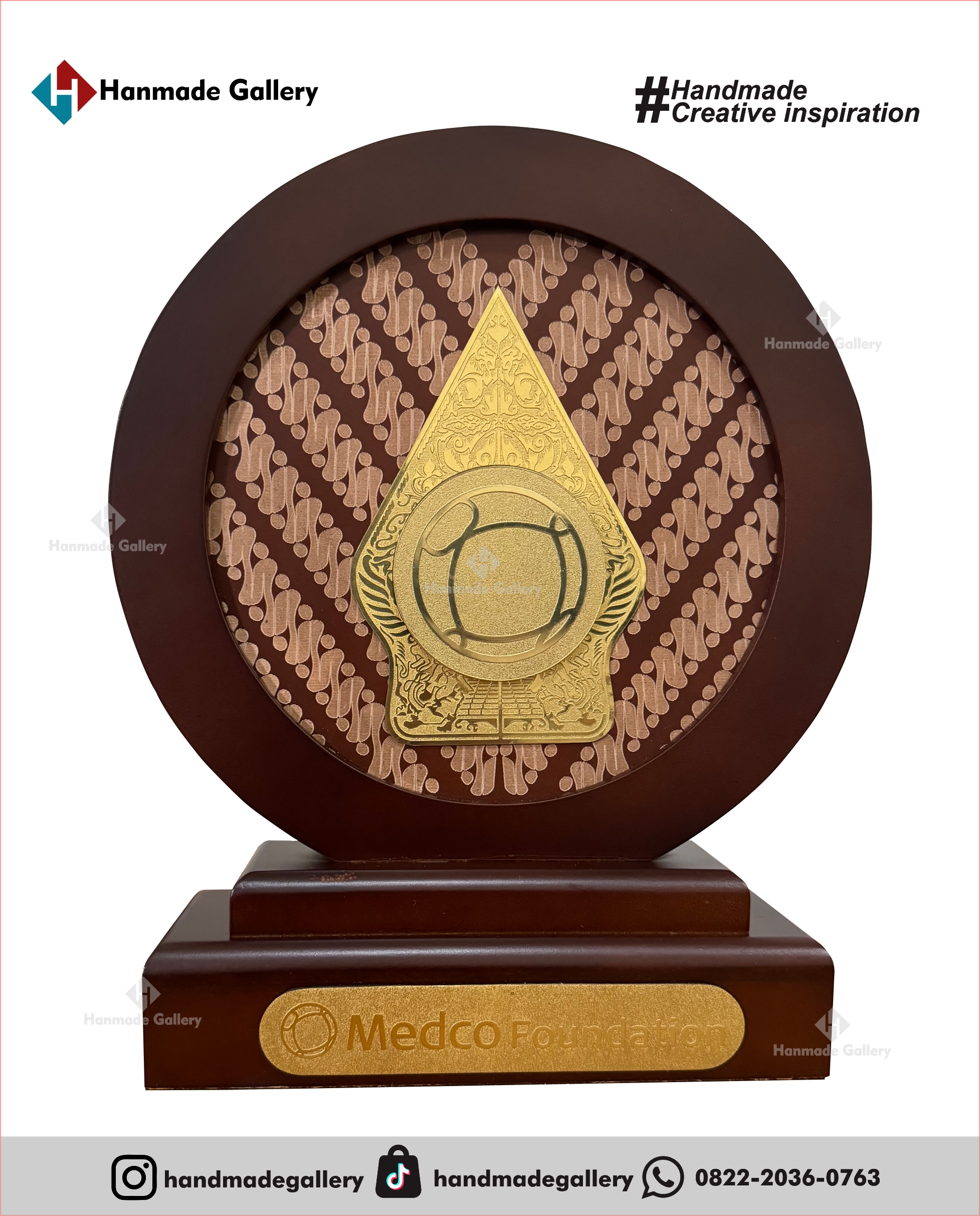 Plakat kayu merupakan produk plakat yang eksklusif dan elegan. Plakat kayu dengan sentuhan kombinasi plat kuningan menjadikan plakat kayu banyak sekali diminati baik instansi pemerintah, BUMN, Universitas dan juga perusahaan – perusahaan swasta. Produk plakat kayu ini terkenal dengan nilai kemewahanya dengan kombinasi kuningan