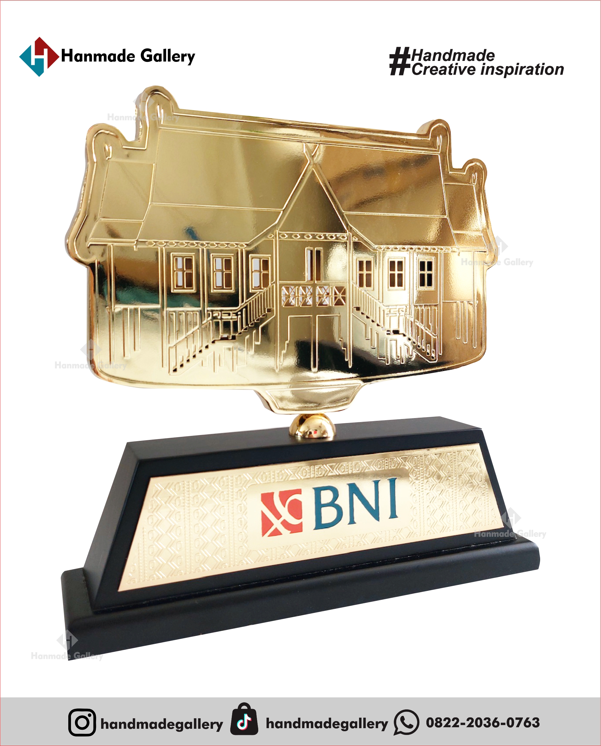 Plakat kayu merupakan produk plakat yang eksklusif dan elegan. Plakat kayu dengan sentuhan kombinasi plat kuningan menjadikan plakat kayu banyak sekali diminati baik instansi pemerintah, BUMN, Universitas dan juga perusahaan – perusahaan swasta. Produk plakat kayu ini terkenal dengan nilai kemewahanya dengan kombinasi kuningan