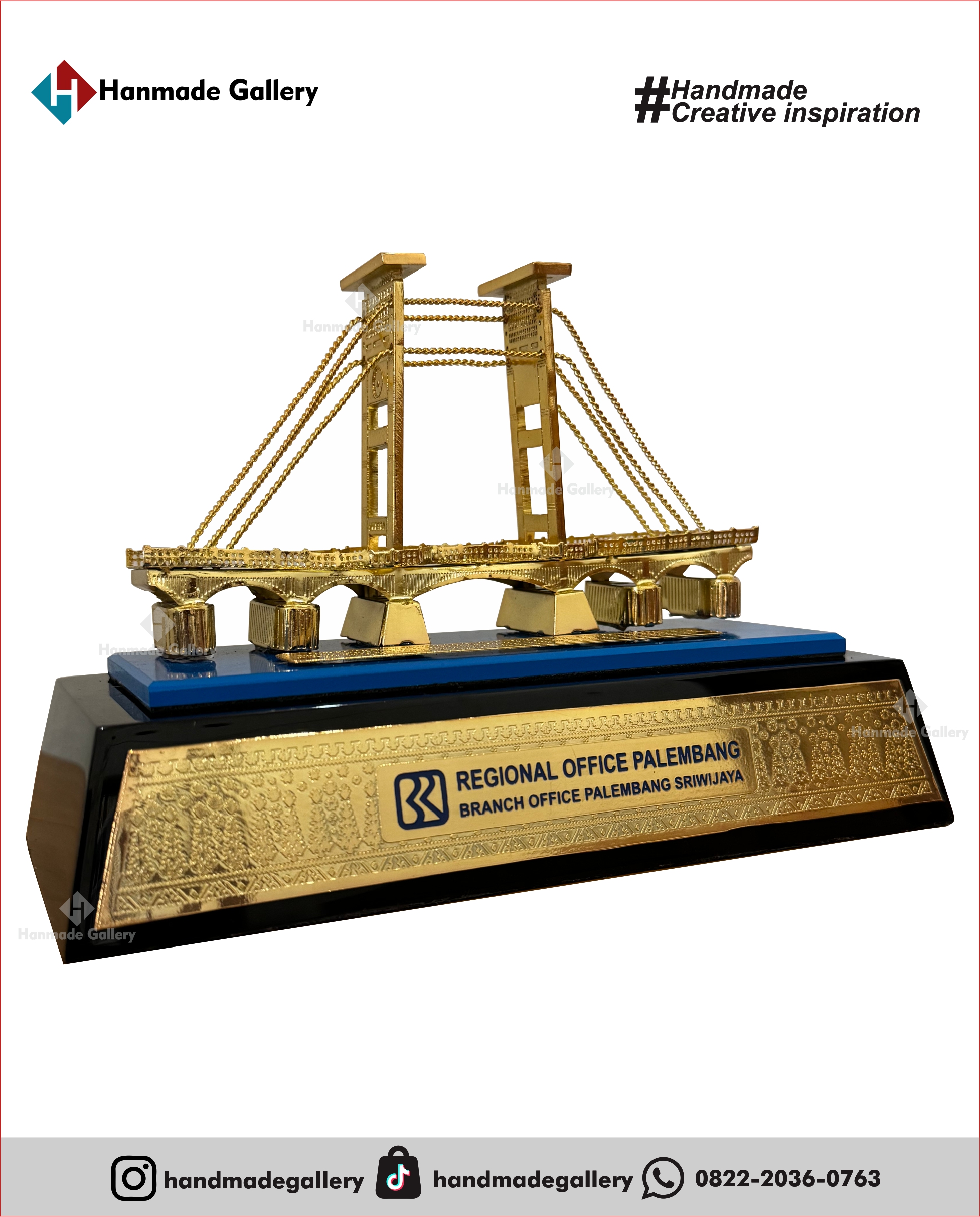 Plakat kayu merupakan produk plakat yang eksklusif dan elegan. Plakat kayu dengan sentuhan kombinasi plat kuningan menjadikan plakat kayu banyak sekali diminati baik instansi pemerintah, BUMN, Universitas dan juga perusahaan – perusahaan swasta. Produk plakat kayu ini terkenal dengan nilai kemewahanya dengan kombinasi kuningan