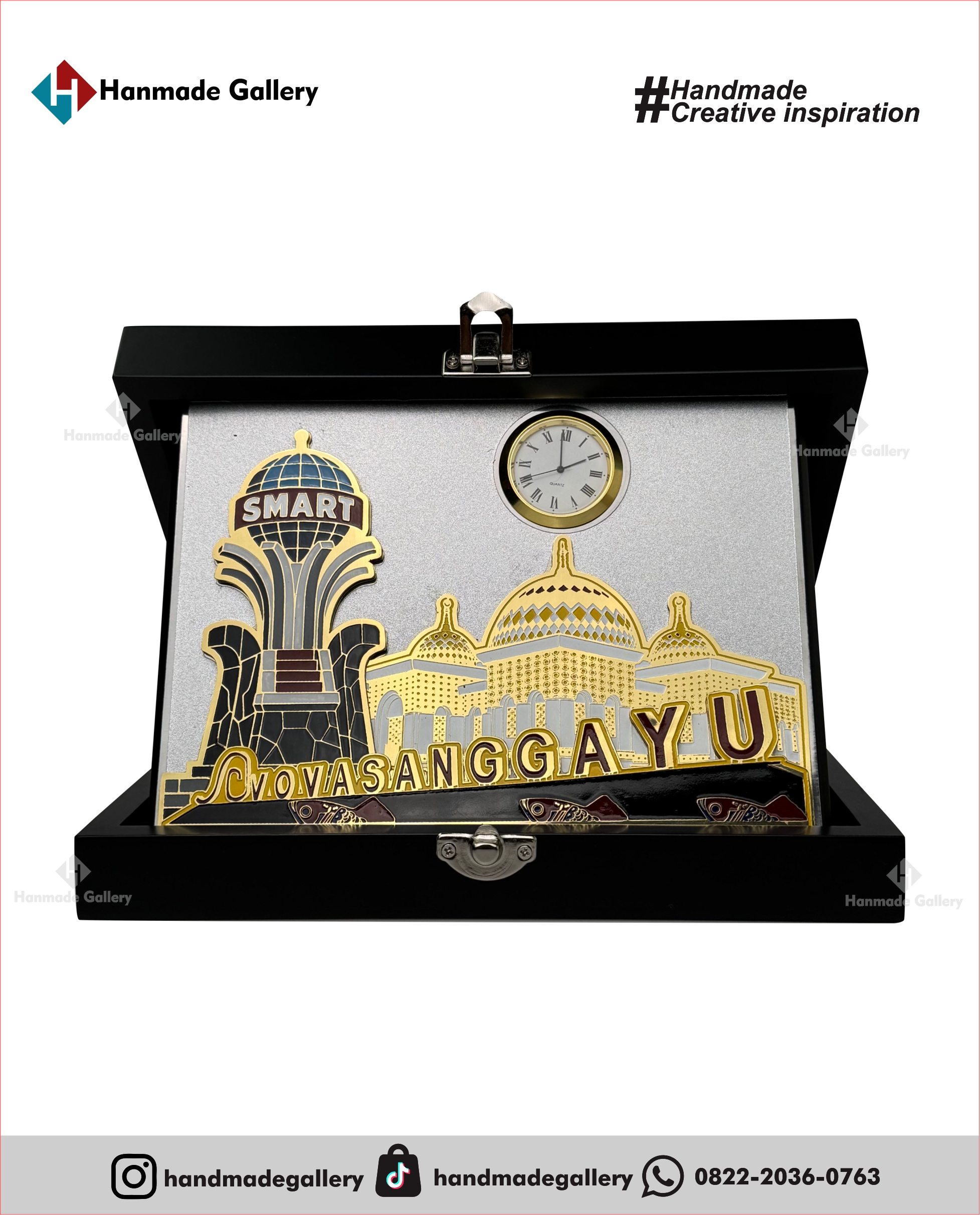 Plakat kayu merupakan produk plakat yang eksklusif dan elegan. Plakat kayu dengan sentuhan kombinasi plat kuningan menjadikan plakat kayu banyak sekali diminati baik instansi pemerintah, BUMN, Universitas dan juga perusahaan – perusahaan swasta. Produk plakat kayu ini terkenal dengan nilai kemewahanya dengan kombinasi kuningan