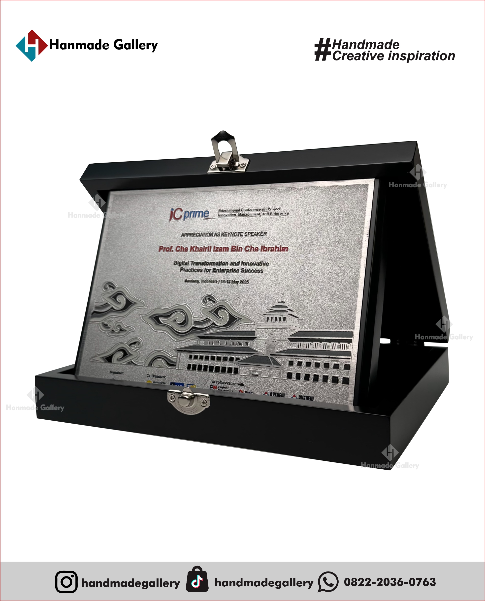 Plakat kayu merupakan produk plakat yang eksklusif dan elegan. Plakat kayu dengan sentuhan kombinasi plat kuningan menjadikan plakat kayu banyak sekali diminati baik instansi pemerintah, BUMN, Universitas dan juga perusahaan – perusahaan swasta. Produk plakat kayu ini terkenal dengan nilai kemewahanya dengan kombinasi kuningan