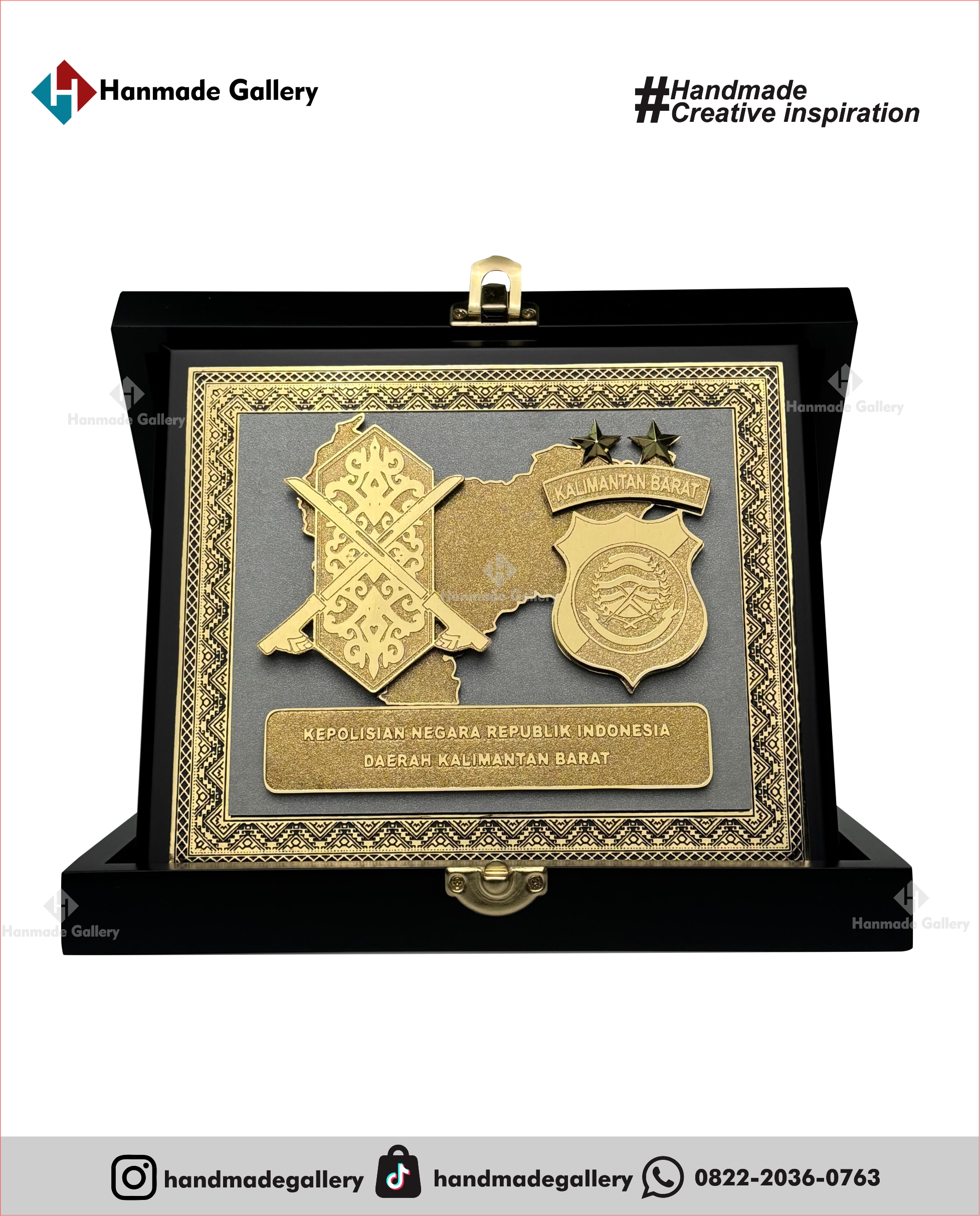 Plakat kayu merupakan produk plakat yang eksklusif dan elegan. Plakat kayu dengan sentuhan kombinasi plat kuningan menjadikan plakat kayu banyak sekali diminati baik instansi pemerintah, BUMN, Universitas dan juga perusahaan – perusahaan swasta. Produk plakat kayu ini terkenal dengan nilai kemewahanya dengan kombinasi kuningan