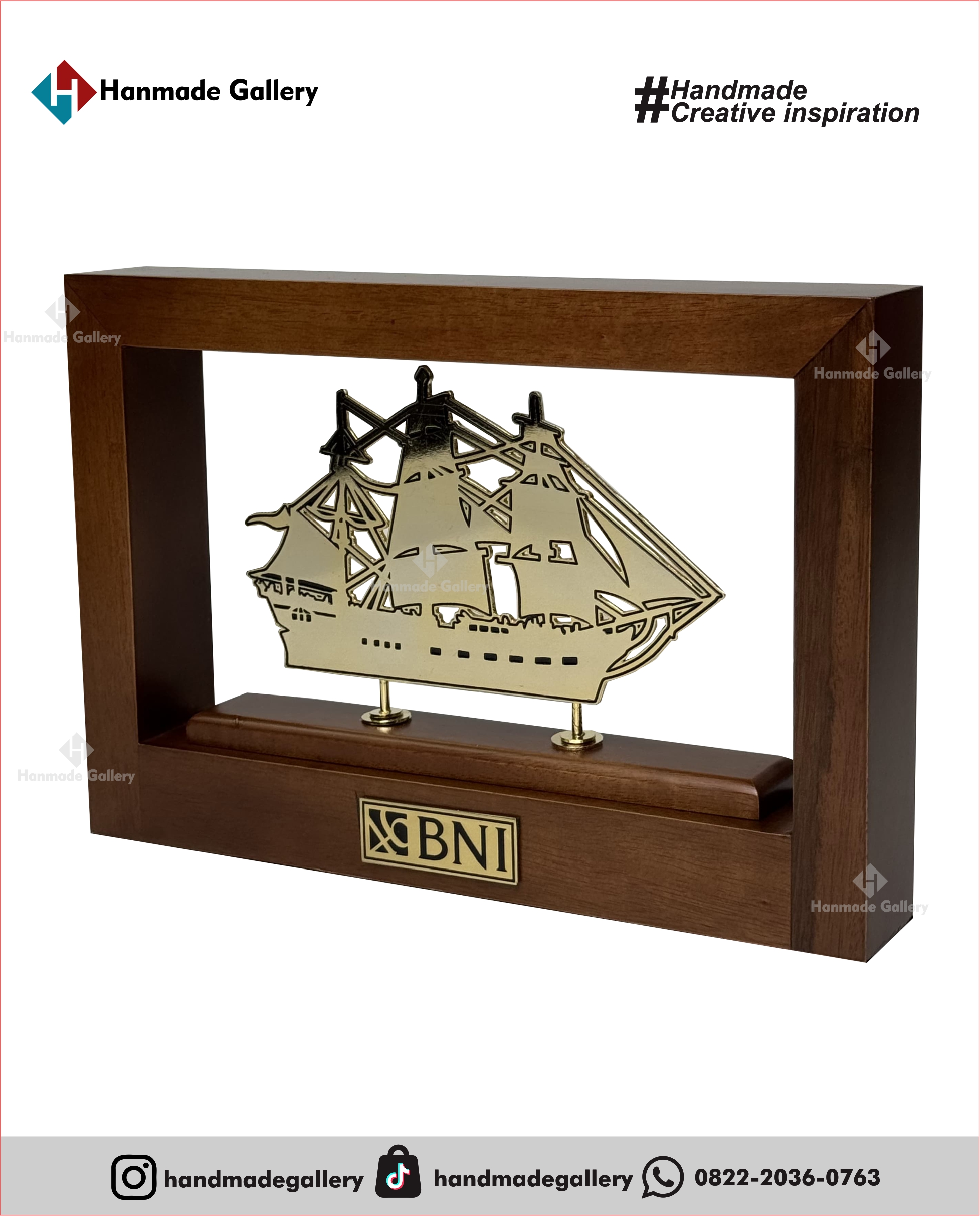 Plakat kayu merupakan produk plakat yang eksklusif dan elegan. Plakat kayu dengan sentuhan kombinasi plat kuningan menjadikan plakat kayu banyak sekali diminati baik instansi pemerintah, BUMN, Universitas dan juga perusahaan – perusahaan swasta. Produk plakat kayu ini terkenal dengan nilai kemewahanya dengan kombinasi kuningan