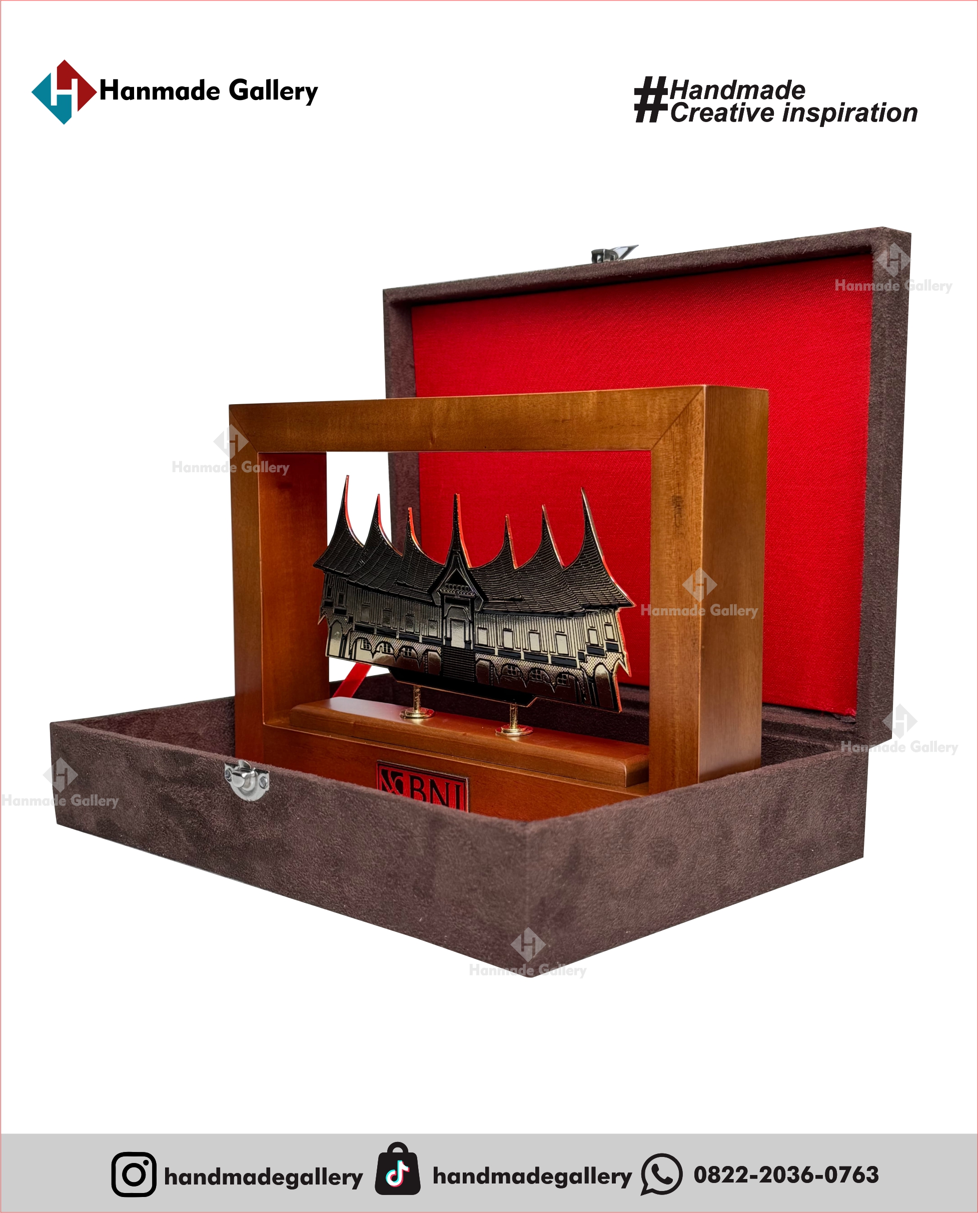 Plakat kayu merupakan produk plakat yang eksklusif dan elegan. Plakat kayu dengan sentuhan kombinasi plat kuningan menjadikan plakat kayu banyak sekali diminati baik instansi pemerintah, BUMN, Universitas dan juga perusahaan – perusahaan swasta. Produk plakat kayu ini terkenal dengan nilai kemewahanya dengan kombinasi kuningan