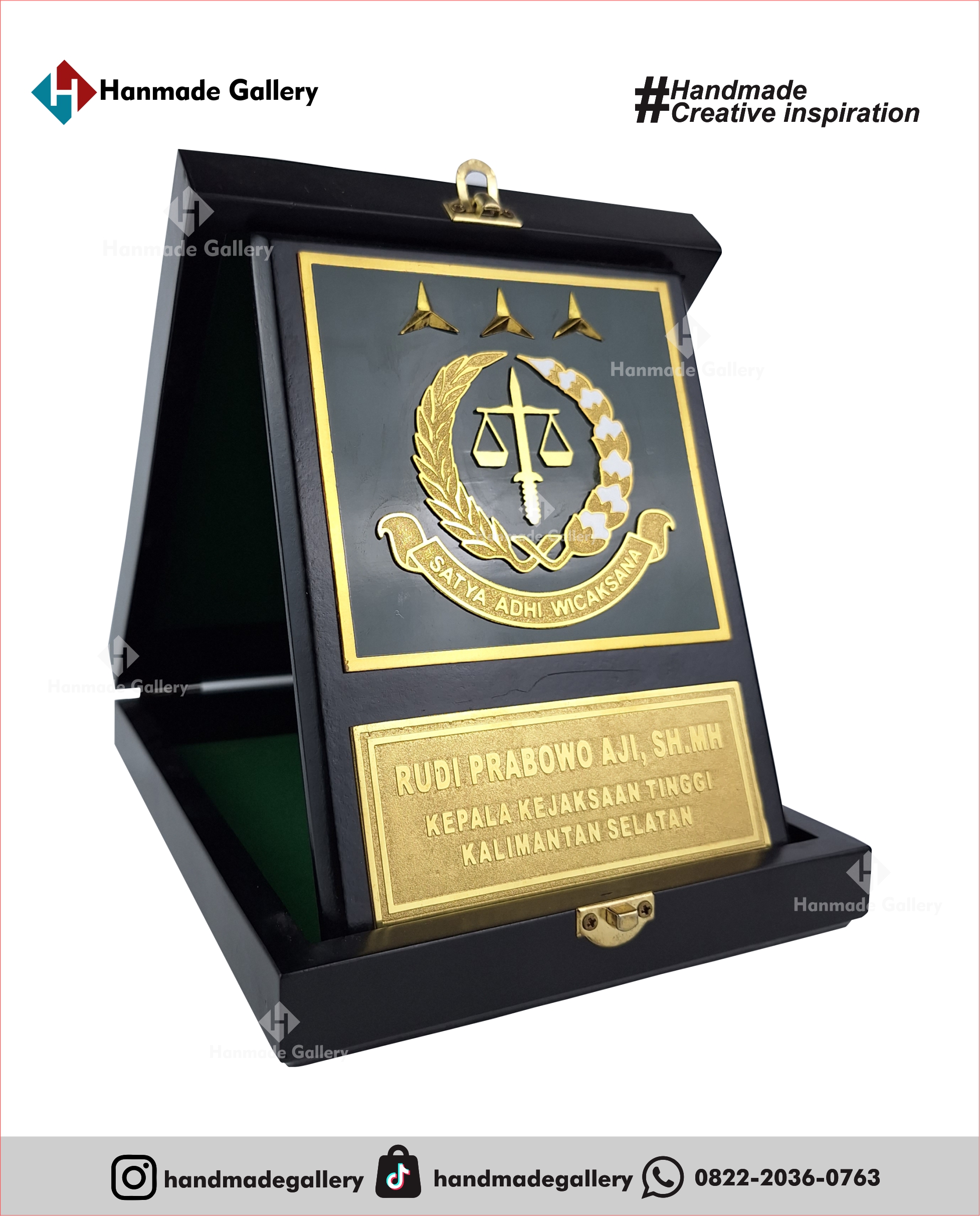 Plakat kayu merupakan produk plakat yang eksklusif dan elegan. Plakat kayu dengan sentuhan kombinasi plat kuningan menjadikan plakat kayu banyak sekali diminati baik instansi pemerintah, BUMN, Universitas dan juga perusahaan – perusahaan swasta. Produk plakat kayu ini terkenal dengan nilai kemewahanya dengan kombinasi kuningan