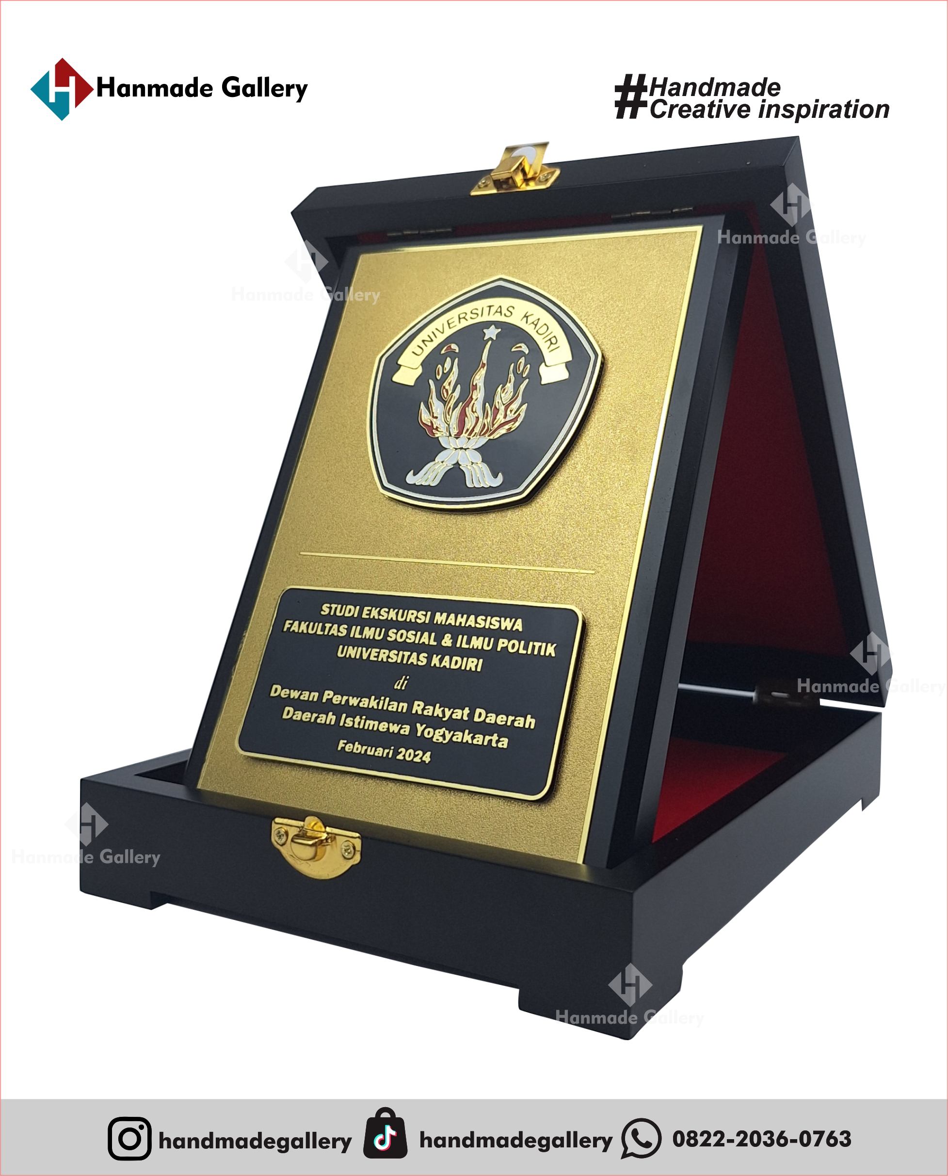 Plakat kayu merupakan produk plakat yang eksklusif dan elegan. Plakat kayu dengan sentuhan kombinasi plat kuningan menjadikan plakat kayu banyak sekali diminati baik instansi pemerintah, BUMN, Universitas dan juga perusahaan – perusahaan swasta. Produk plakat kayu ini terkenal dengan nilai kemewahanya dengan kombinasi kuningan