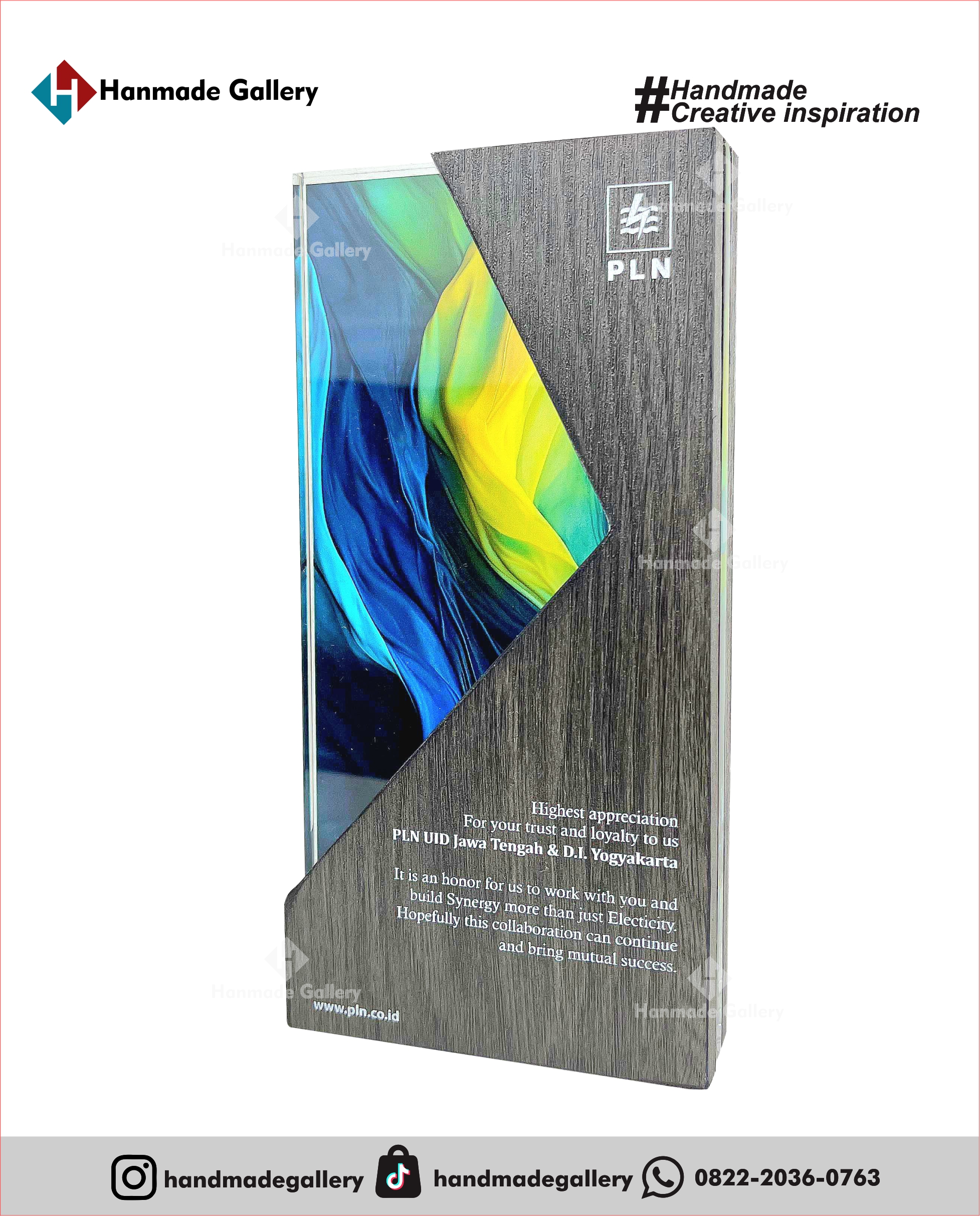 Plakat kayu merupakan produk plakat yang eksklusif dan elegan. Plakat kayu dengan sentuhan kombinasi plat kuningan menjadikan plakat kayu banyak sekali diminati baik instansi pemerintah, BUMN, Universitas dan juga perusahaan – perusahaan swasta. Produk plakat kayu ini terkenal dengan nilai kemewahanya dengan kombinasi kuningan