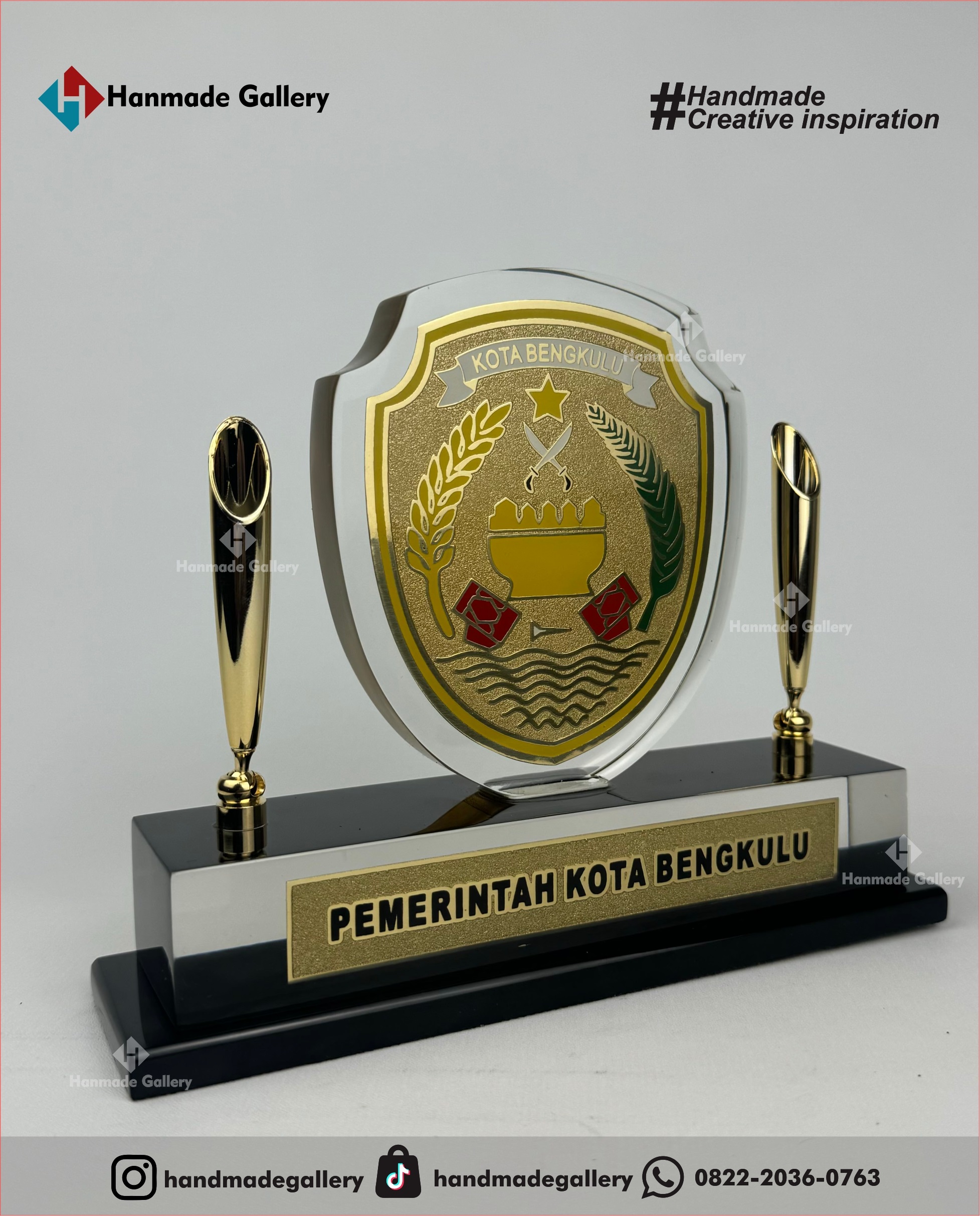 Plakat kayu merupakan produk plakat yang eksklusif dan elegan. Plakat kayu dengan sentuhan kombinasi plat kuningan menjadikan plakat kayu banyak sekali diminati baik instansi pemerintah, BUMN, Universitas dan juga perusahaan – perusahaan swasta. Produk plakat kayu ini terkenal dengan nilai kemewahanya dengan kombinasi kuningan