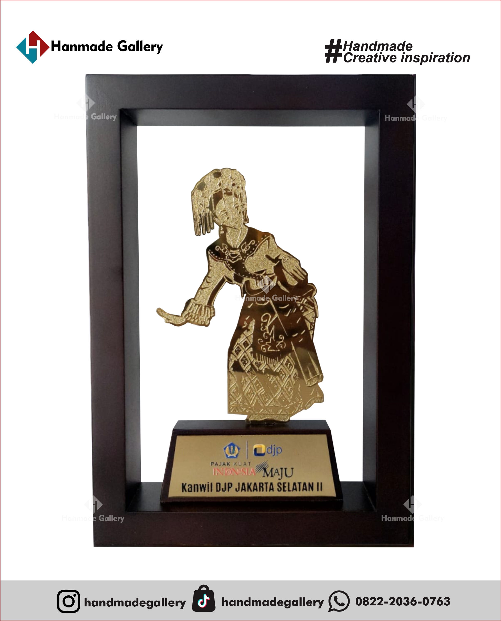 Plakat kayu merupakan produk plakat yang eksklusif dan elegan. Plakat kayu dengan sentuhan kombinasi plat kuningan menjadikan plakat kayu banyak sekali diminati baik instansi pemerintah, BUMN, Universitas dan juga perusahaan – perusahaan swasta. Produk plakat kayu ini terkenal dengan nilai kemewahanya dengan kombinasi kuningan