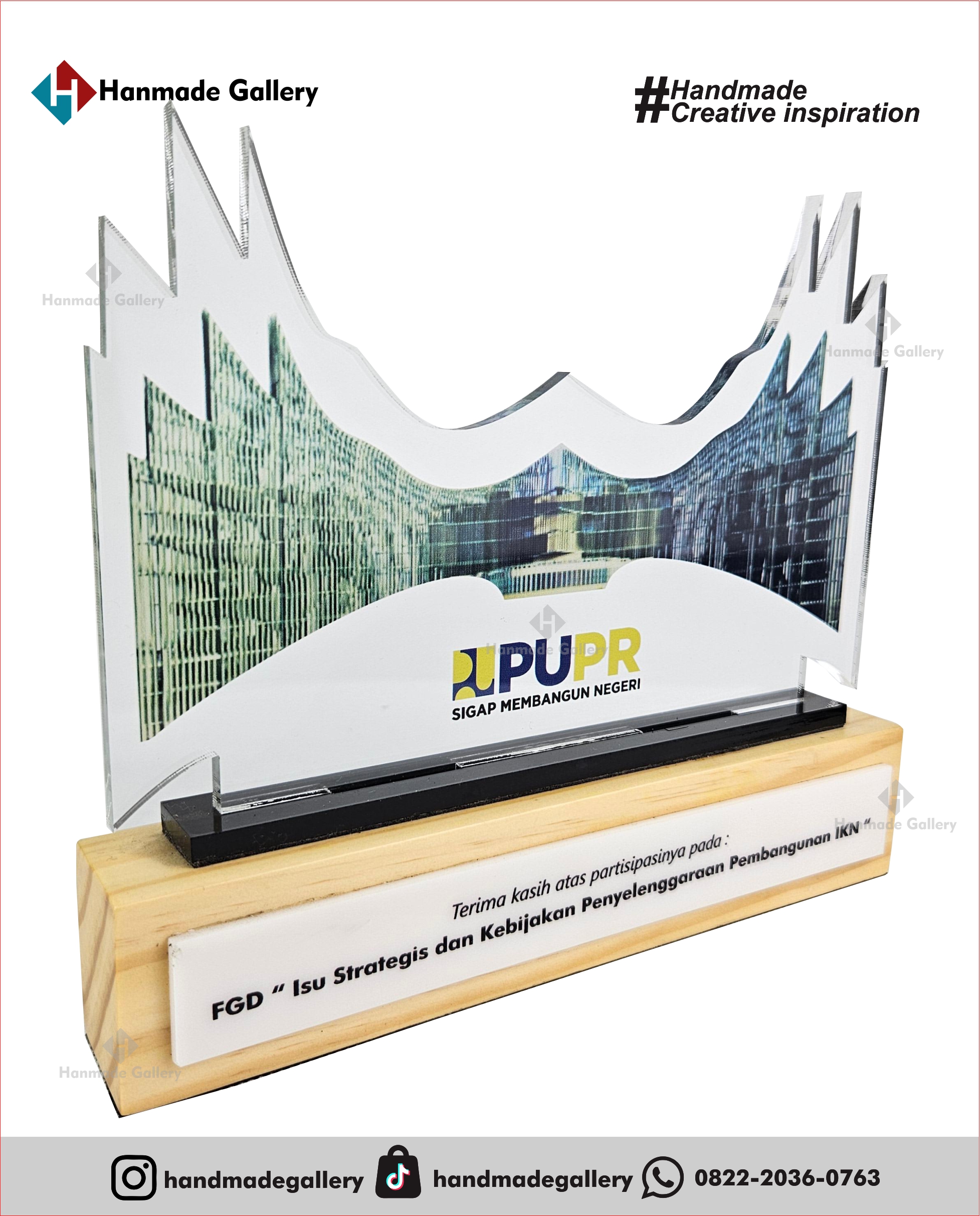 Plakat kayu merupakan produk plakat yang eksklusif dan elegan. Plakat kayu dengan sentuhan kombinasi plat kuningan menjadikan plakat kayu banyak sekali diminati baik instansi pemerintah, BUMN, Universitas dan juga perusahaan – perusahaan swasta. Produk plakat kayu ini terkenal dengan nilai kemewahanya dengan kombinasi kuningan