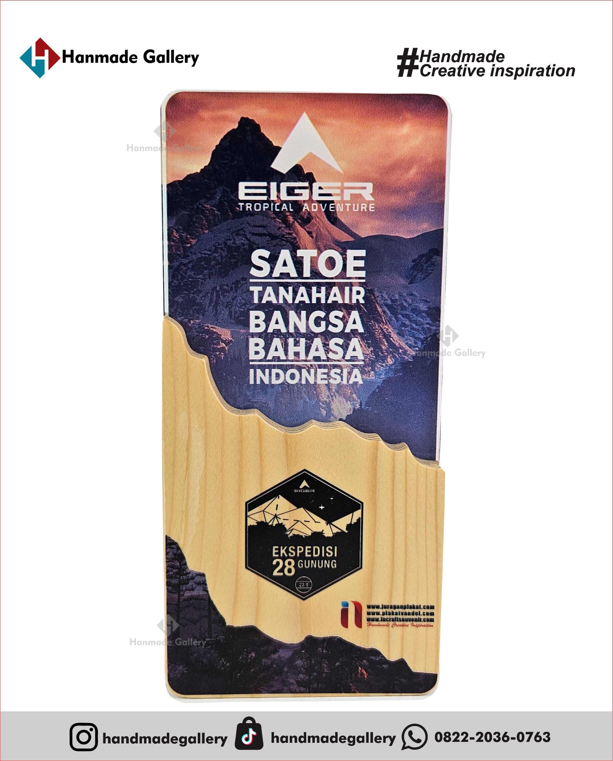 Plakat kayu merupakan produk plakat yang eksklusif dan elegan. Plakat kayu dengan sentuhan kombinasi plat kuningan menjadikan plakat kayu banyak sekali diminati baik instansi pemerintah, BUMN, Universitas dan juga perusahaan – perusahaan swasta. Produk plakat kayu ini terkenal dengan nilai kemewahanya dengan kombinasi kuningan