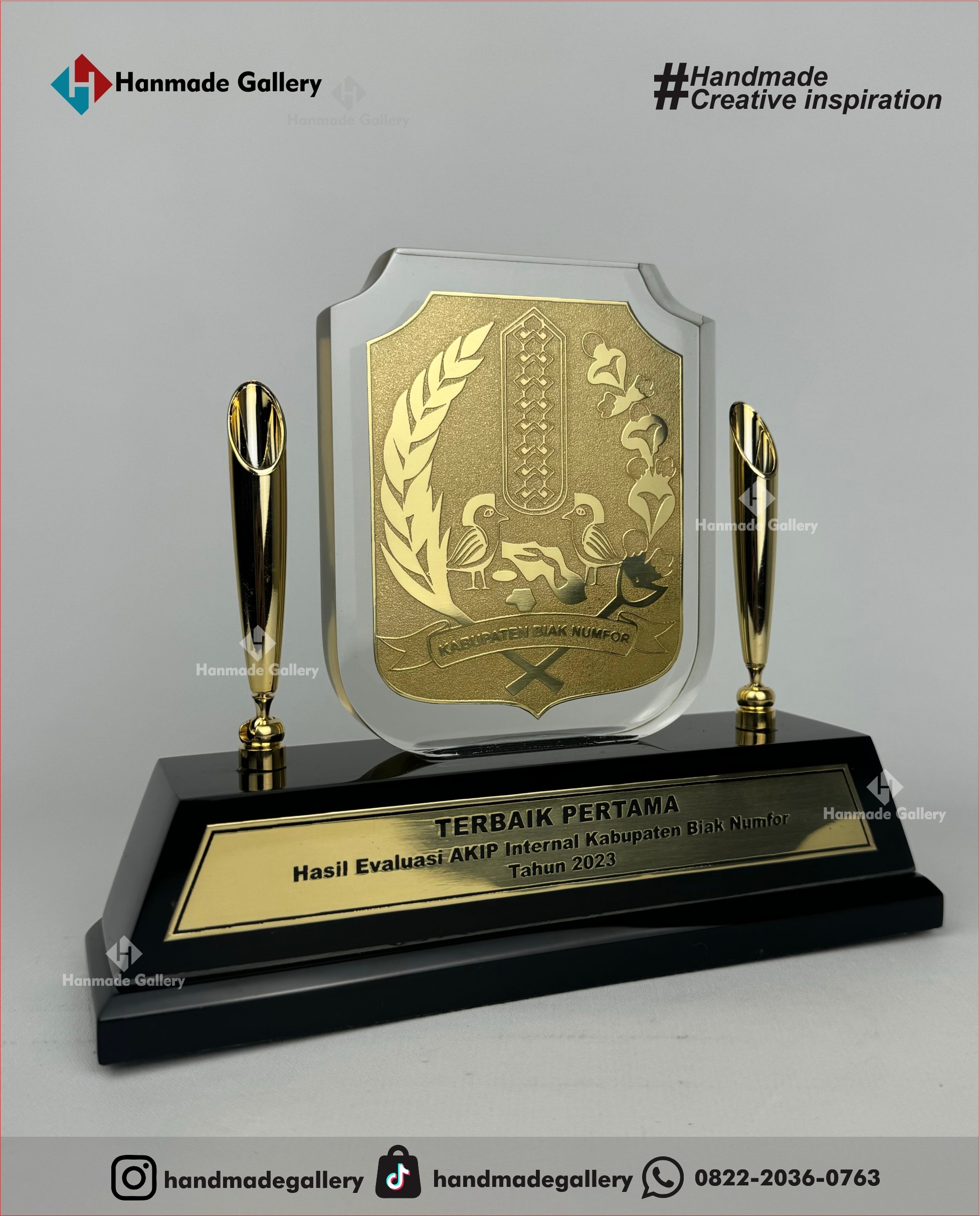 Plakat kayu merupakan produk plakat yang eksklusif dan elegan. Plakat kayu dengan sentuhan kombinasi plat kuningan menjadikan plakat kayu banyak sekali diminati baik instansi pemerintah, BUMN, Universitas dan juga perusahaan – perusahaan swasta. Produk plakat kayu ini terkenal dengan nilai kemewahanya dengan kombinasi kuningan