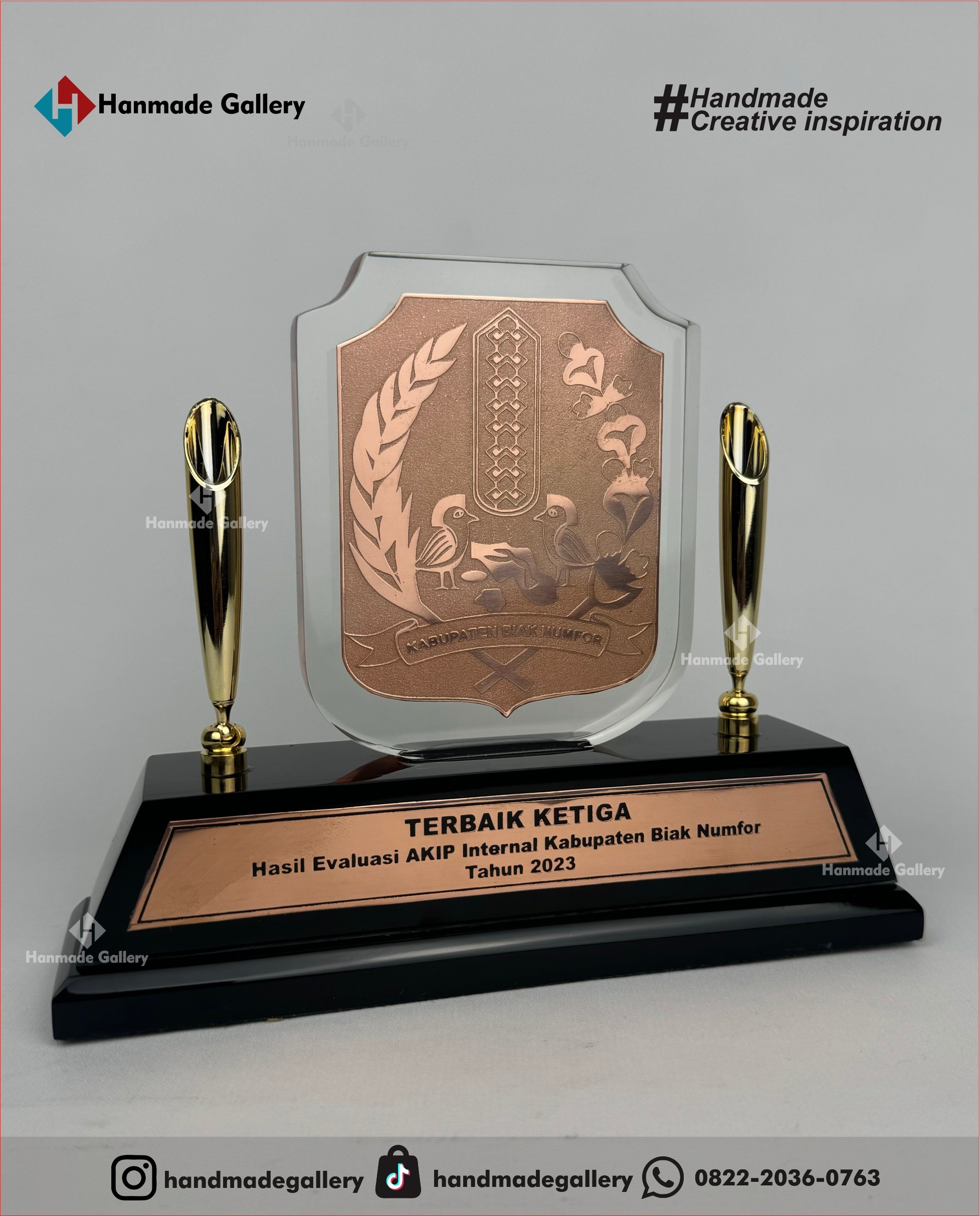 Plakat kayu merupakan produk plakat yang eksklusif dan elegan. Plakat kayu dengan sentuhan kombinasi plat kuningan menjadikan plakat kayu banyak sekali diminati baik instansi pemerintah, BUMN, Universitas dan juga perusahaan – perusahaan swasta. Produk plakat kayu ini terkenal dengan nilai kemewahanya dengan kombinasi kuningan