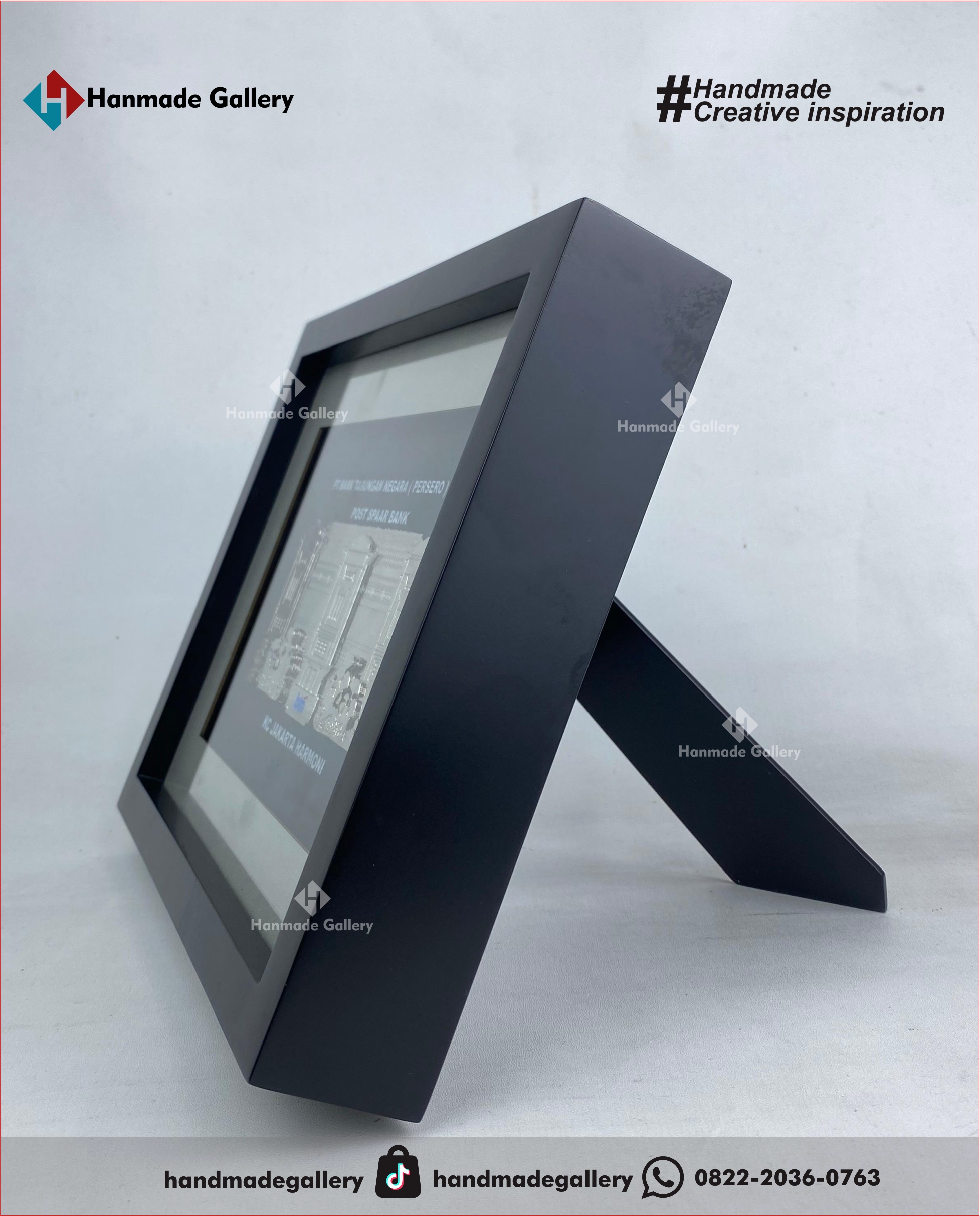 Plakat kayu merupakan produk plakat yang eksklusif dan elegan. Plakat kayu dengan sentuhan kombinasi plat kuningan menjadikan plakat kayu banyak sekali diminati baik instansi pemerintah, BUMN, Universitas dan juga perusahaan – perusahaan swasta. Produk plakat kayu ini terkenal dengan nilai kemewahanya dengan kombinasi kuningan