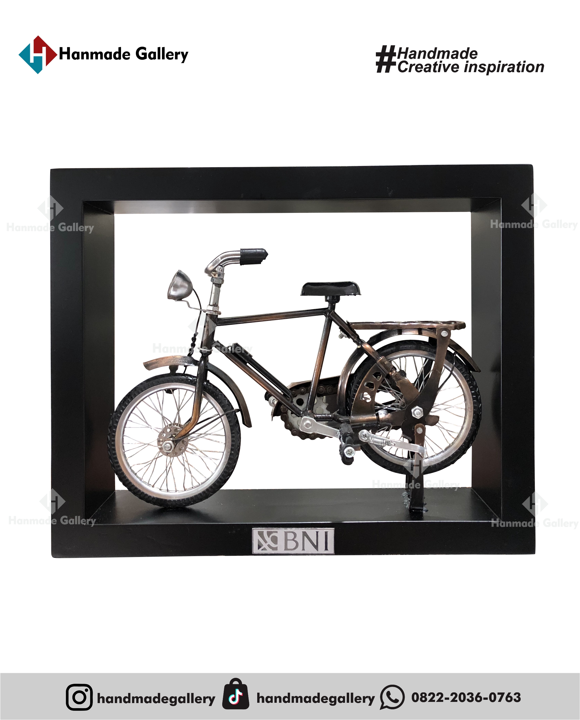 Plakat kayu merupakan produk plakat yang eksklusif dan elegan. Plakat kayu dengan sentuhan kombinasi plat kuningan menjadikan plakat kayu banyak sekali diminati baik instansi pemerintah, BUMN, Universitas dan juga perusahaan – perusahaan swasta. Produk plakat kayu ini terkenal dengan nilai kemewahanya dengan kombinasi kuningan