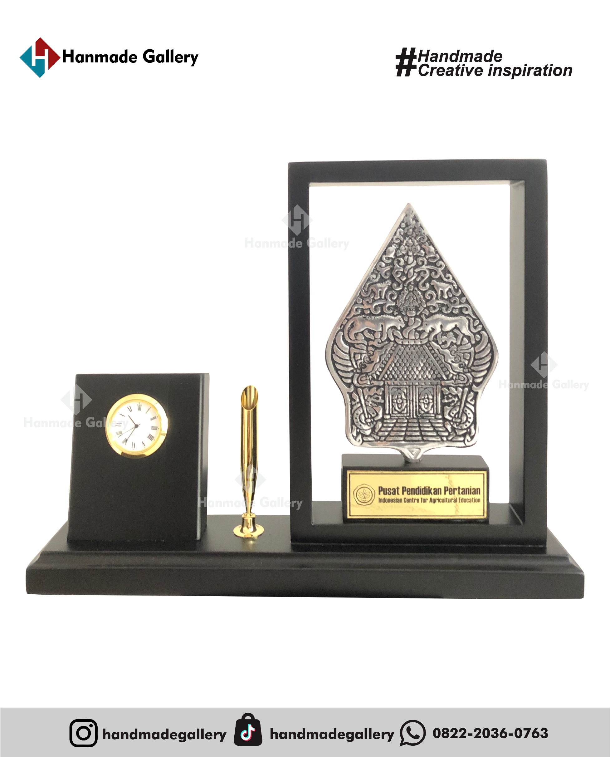 Plakat kayu merupakan produk plakat yang eksklusif dan elegan. Plakat kayu dengan sentuhan kombinasi plat kuningan menjadikan plakat kayu banyak sekali diminati baik instansi pemerintah, BUMN, Universitas dan juga perusahaan – perusahaan swasta. Produk plakat kayu ini terkenal dengan nilai kemewahanya dengan kombinasi kuningan