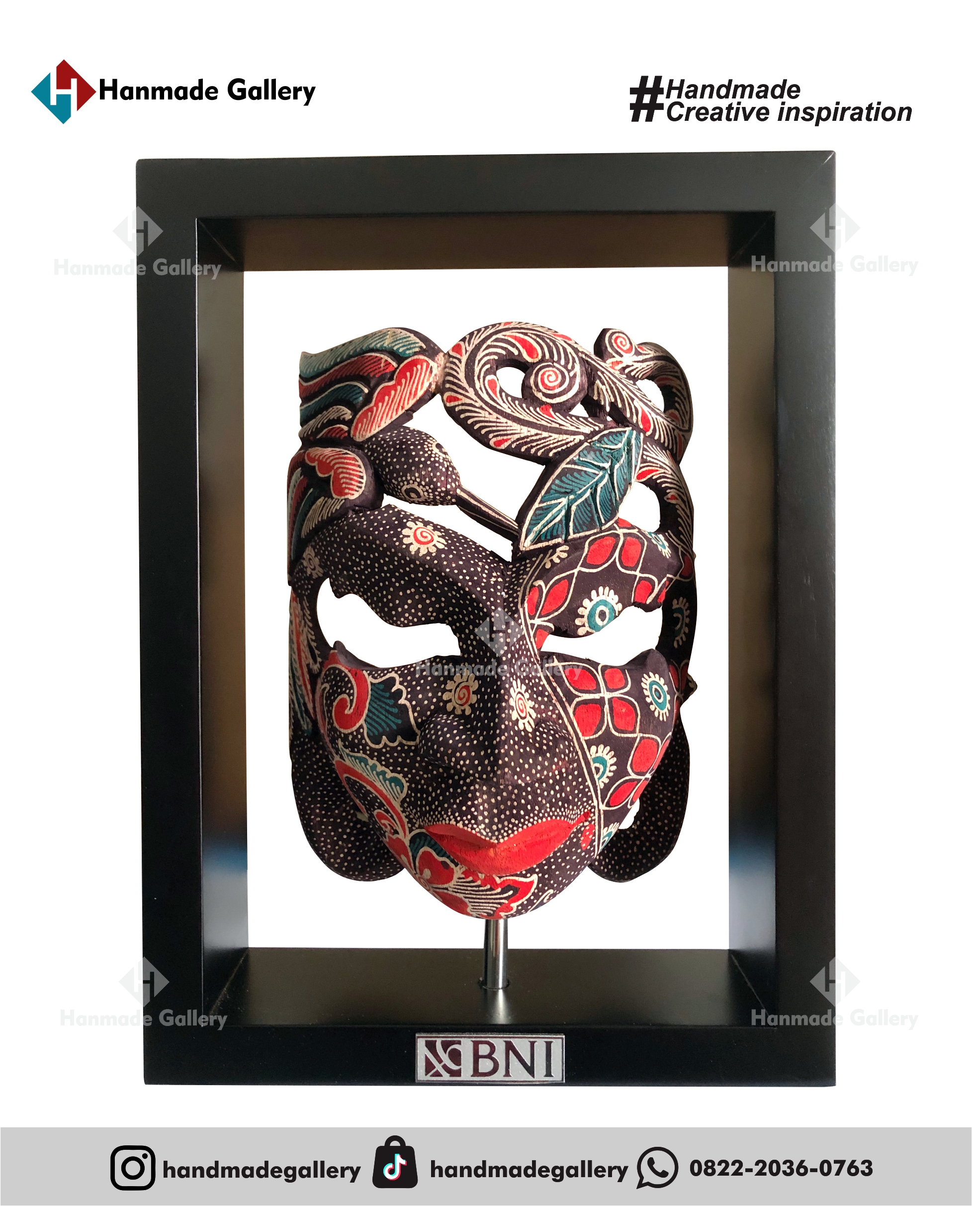 Plakat kayu merupakan produk plakat yang eksklusif dan elegan. Plakat kayu dengan sentuhan kombinasi plat kuningan menjadikan plakat kayu banyak sekali diminati baik instansi pemerintah, BUMN, Universitas dan juga perusahaan – perusahaan swasta. Produk plakat kayu ini terkenal dengan nilai kemewahanya dengan kombinasi kuningan