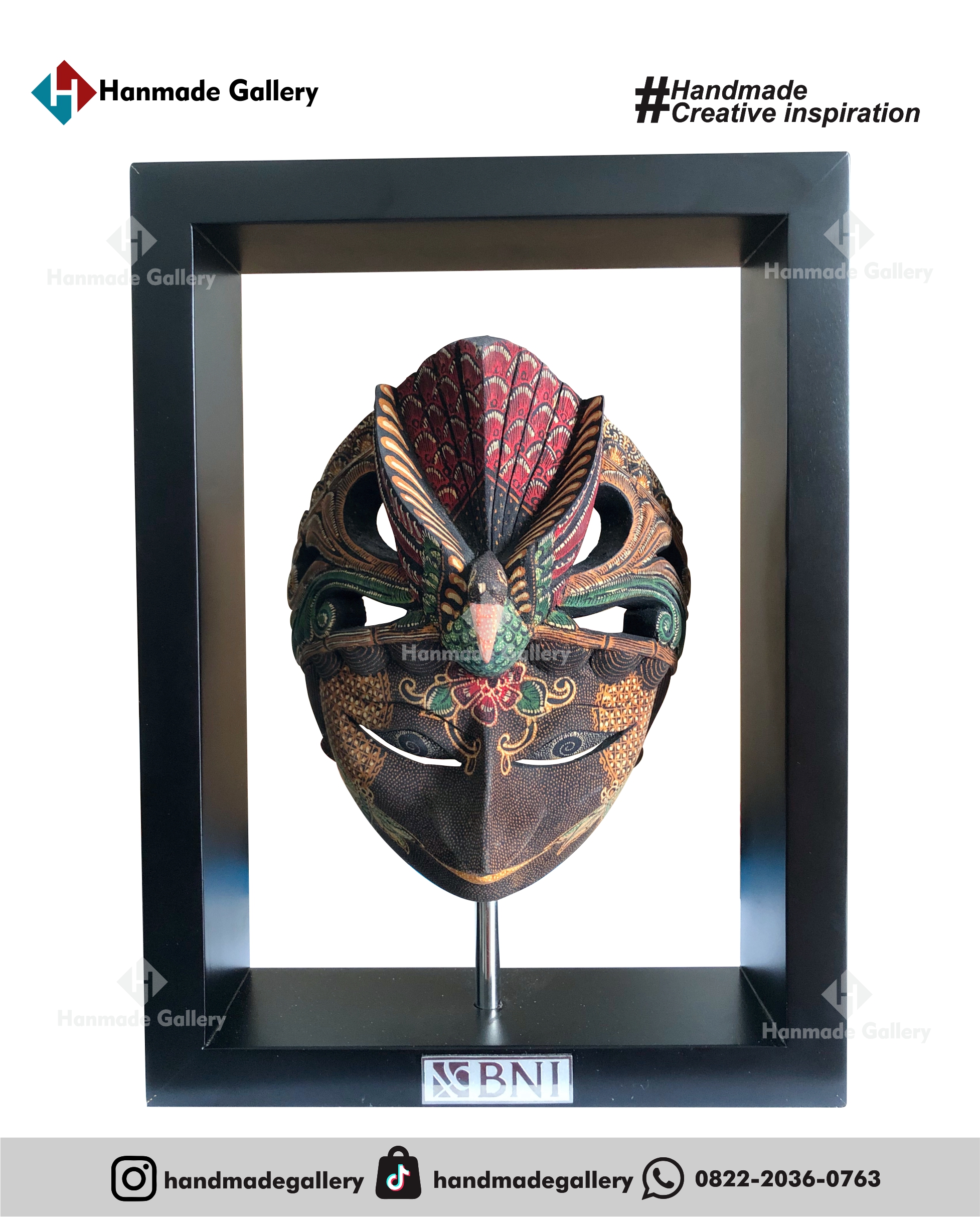 Plakat kayu merupakan produk plakat yang eksklusif dan elegan. Plakat kayu dengan sentuhan kombinasi plat kuningan menjadikan plakat kayu banyak sekali diminati baik instansi pemerintah, BUMN, Universitas dan juga perusahaan – perusahaan swasta. Produk plakat kayu ini terkenal dengan nilai kemewahanya dengan kombinasi kuningan