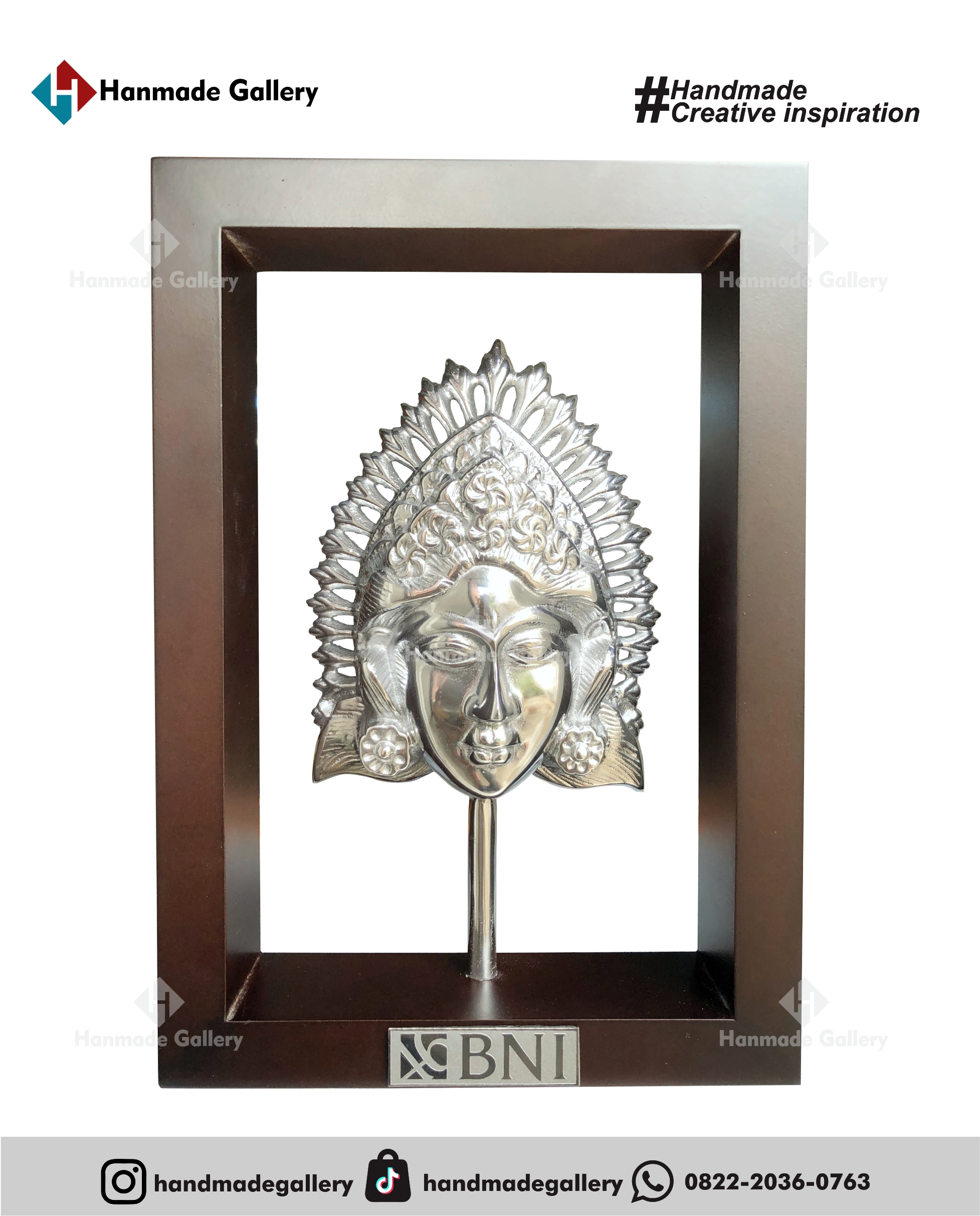 Plakat kayu merupakan produk plakat yang eksklusif dan elegan. Plakat kayu dengan sentuhan kombinasi plat kuningan menjadikan plakat kayu banyak sekali diminati baik instansi pemerintah, BUMN, Universitas dan juga perusahaan – perusahaan swasta. Produk plakat kayu ini terkenal dengan nilai kemewahanya dengan kombinasi kuningan