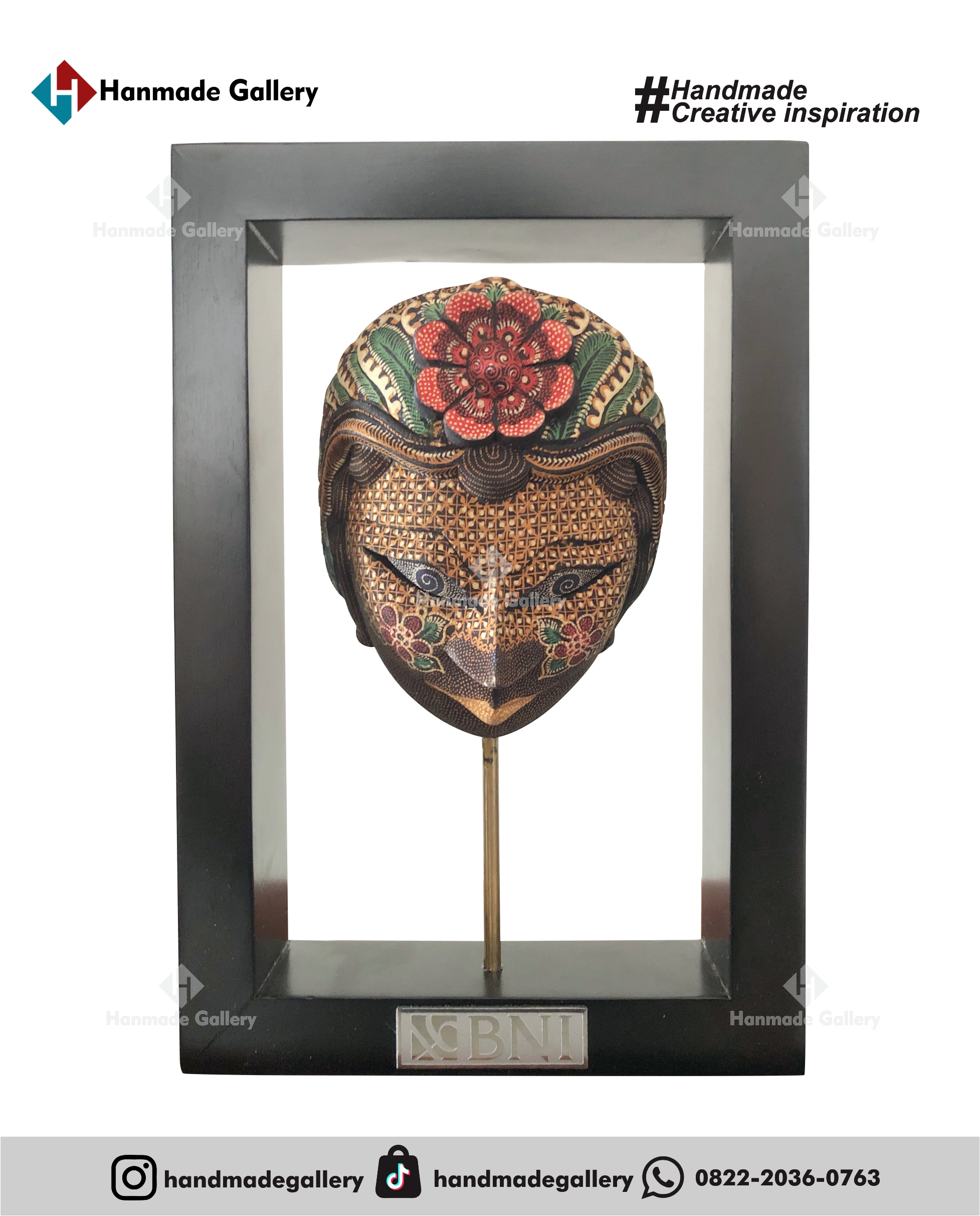 Plakat kayu merupakan produk plakat yang eksklusif dan elegan. Plakat kayu dengan sentuhan kombinasi plat kuningan menjadikan plakat kayu banyak sekali diminati baik instansi pemerintah, BUMN, Universitas dan juga perusahaan – perusahaan swasta. Produk plakat kayu ini terkenal dengan nilai kemewahanya dengan kombinasi kuningan