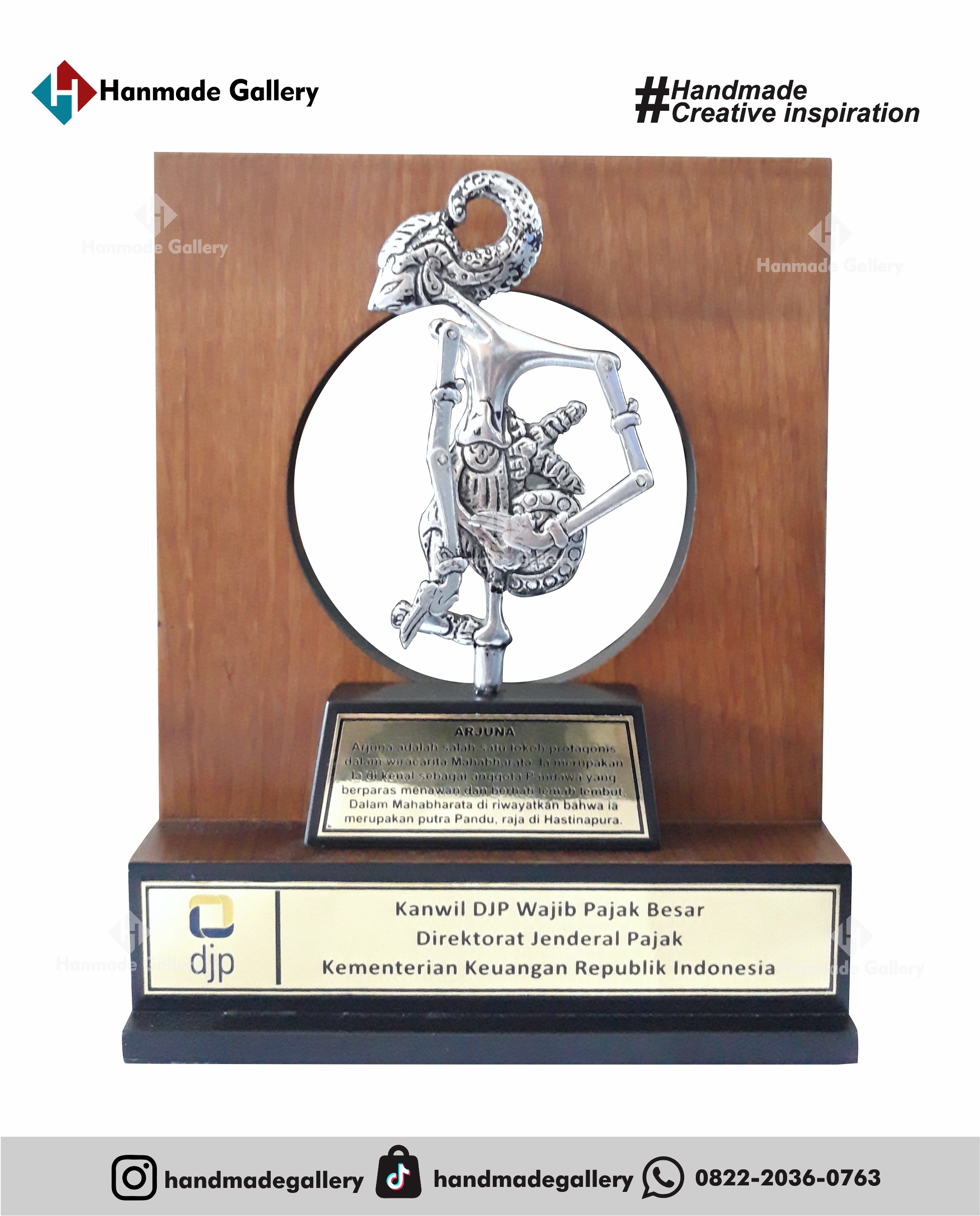 Plakat kayu merupakan produk plakat yang eksklusif dan elegan. Plakat kayu dengan sentuhan kombinasi plat kuningan menjadikan plakat kayu banyak sekali diminati baik instansi pemerintah, BUMN, Universitas dan juga perusahaan – perusahaan swasta. Produk plakat kayu ini terkenal dengan nilai kemewahanya dengan kombinasi kuningan