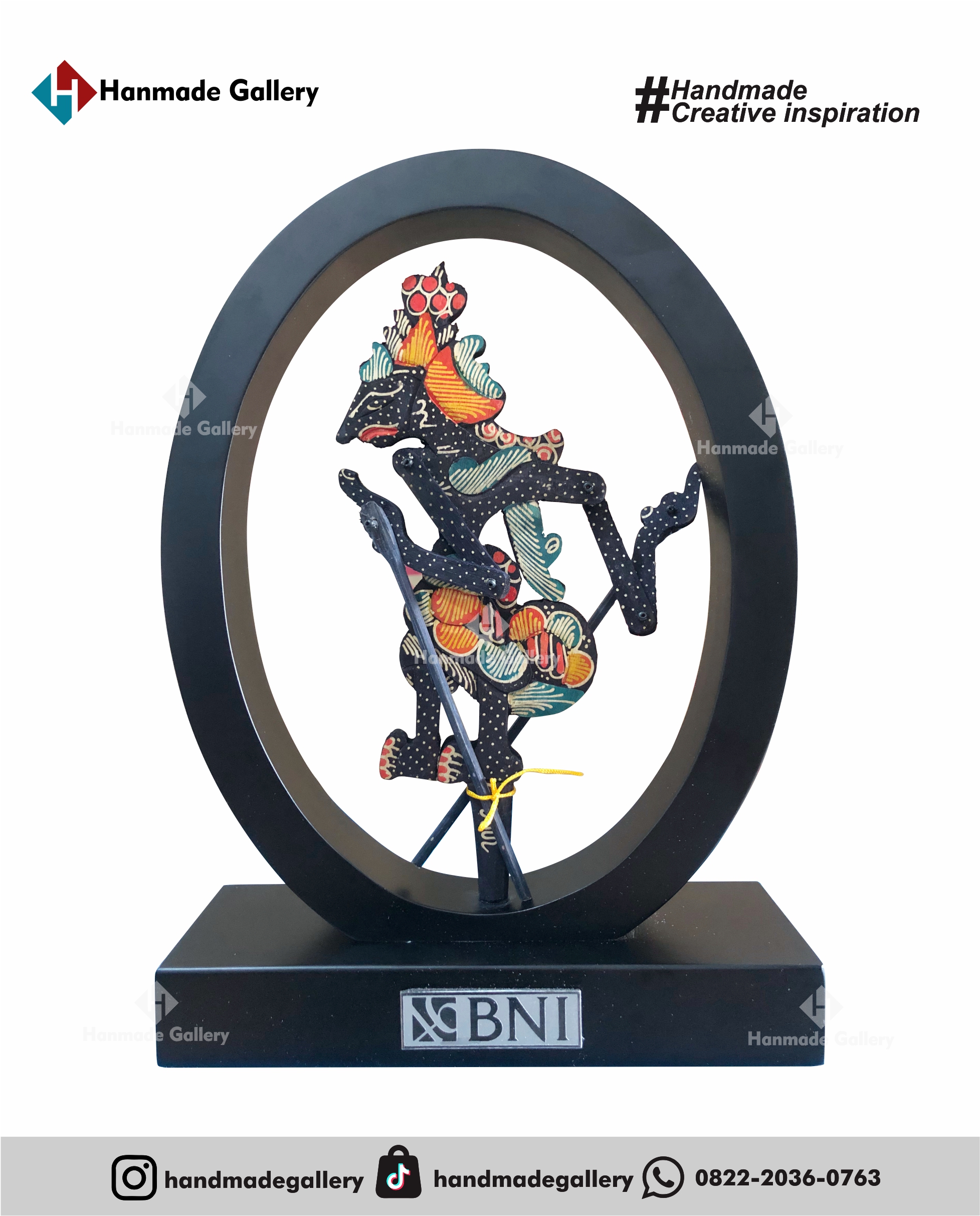 Plakat kayu merupakan produk plakat yang eksklusif dan elegan. Plakat kayu dengan sentuhan kombinasi plat kuningan menjadikan plakat kayu banyak sekali diminati baik instansi pemerintah, BUMN, Universitas dan juga perusahaan – perusahaan swasta. Produk plakat kayu ini terkenal dengan nilai kemewahanya dengan kombinasi kuningan