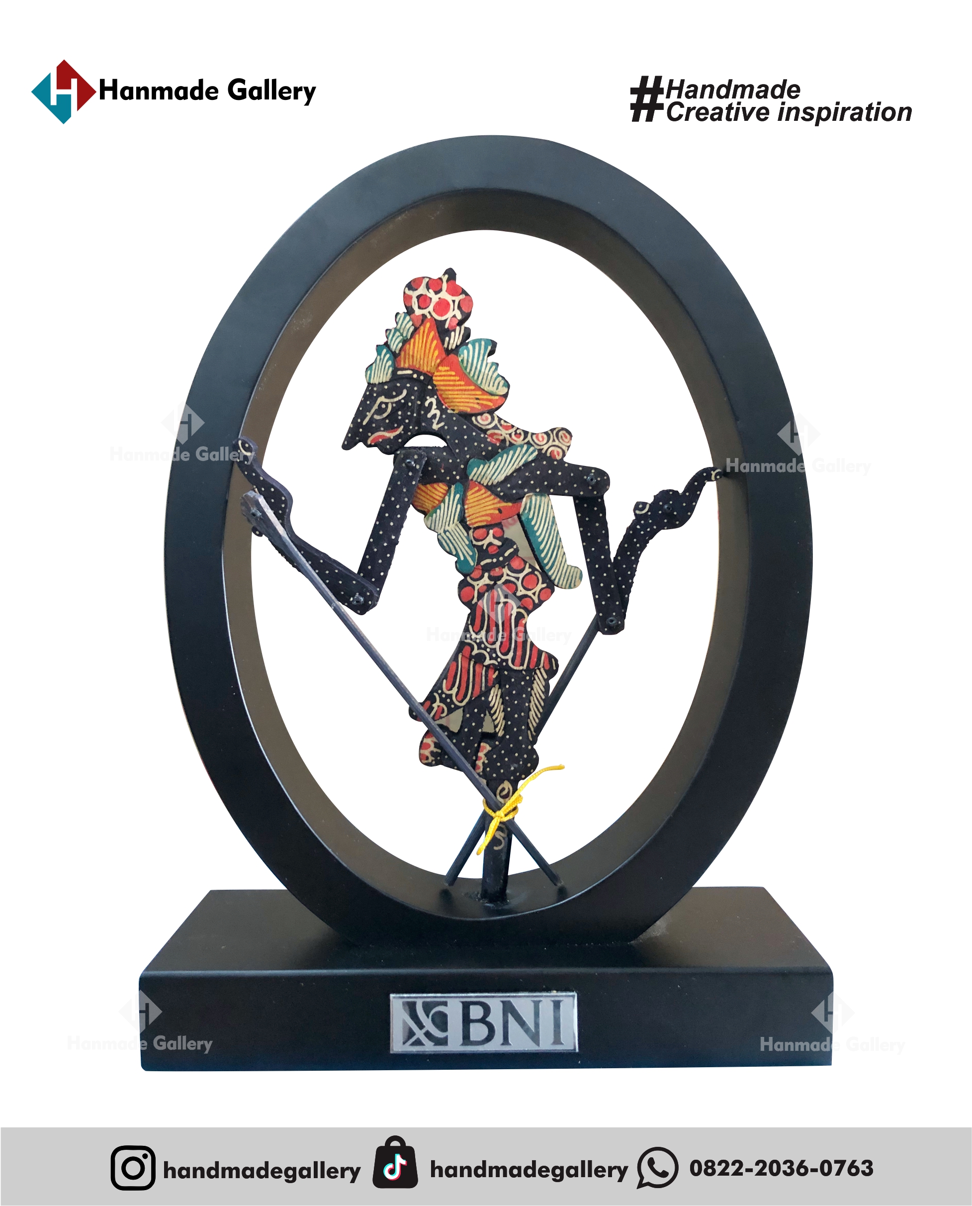 Plakat kayu merupakan produk plakat yang eksklusif dan elegan. Plakat kayu dengan sentuhan kombinasi plat kuningan menjadikan plakat kayu banyak sekali diminati baik instansi pemerintah, BUMN, Universitas dan juga perusahaan – perusahaan swasta. Produk plakat kayu ini terkenal dengan nilai kemewahanya dengan kombinasi kuningan