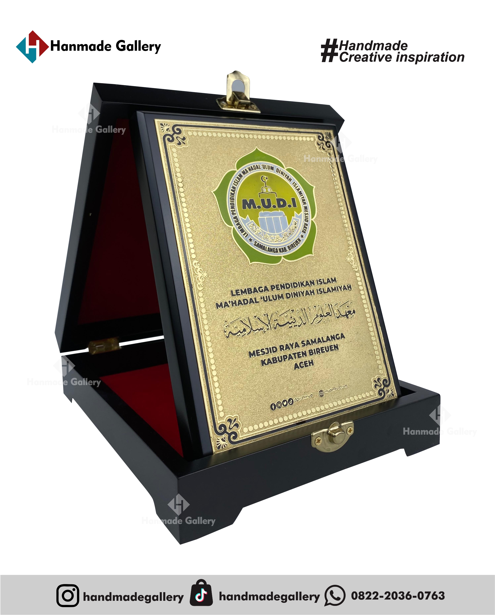 Plakat kayu merupakan produk plakat yang eksklusif dan elegan. Plakat kayu dengan sentuhan kombinasi plat kuningan menjadikan plakat kayu banyak sekali diminati baik instansi pemerintah, BUMN, Universitas dan juga perusahaan – perusahaan swasta. Produk plakat kayu ini terkenal dengan nilai kemewahanya dengan kombinasi kuningan