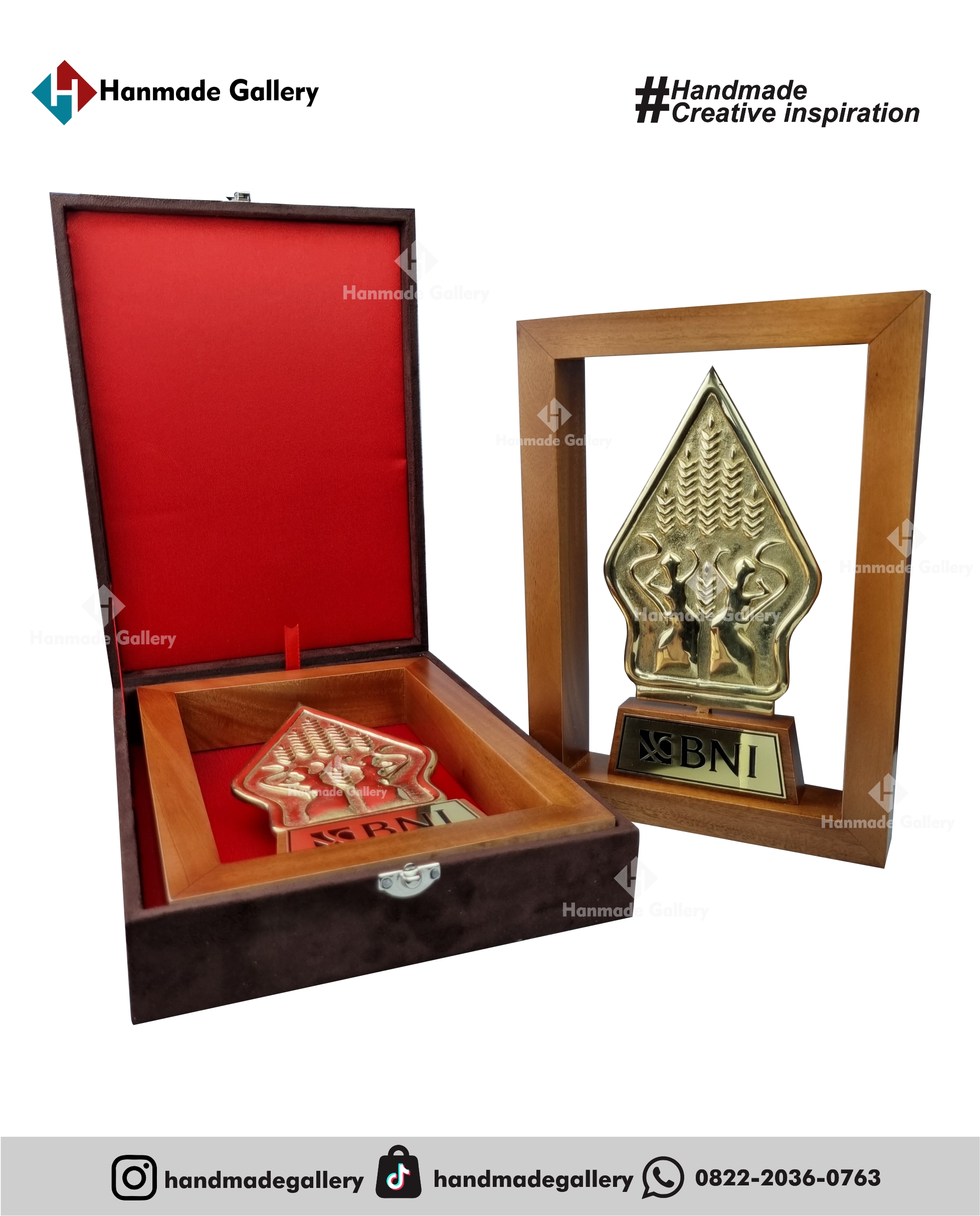 Plakat kayu merupakan produk plakat yang eksklusif dan elegan. Plakat kayu dengan sentuhan kombinasi plat kuningan menjadikan plakat kayu banyak sekali diminati baik instansi pemerintah, BUMN, Universitas dan juga perusahaan – perusahaan swasta. Produk plakat kayu ini terkenal dengan nilai kemewahanya dengan kombinasi kuningan