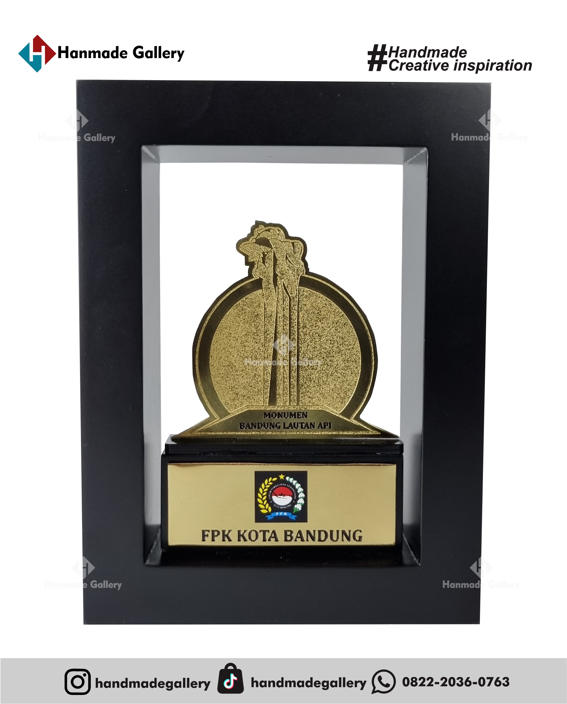 Plakat kayu merupakan produk plakat yang eksklusif dan elegan. Plakat kayu dengan sentuhan kombinasi plat kuningan menjadikan plakat kayu banyak sekali diminati baik instansi pemerintah, BUMN, Universitas dan juga perusahaan – perusahaan swasta. Produk plakat kayu ini terkenal dengan nilai kemewahanya dengan kombinasi kuningan