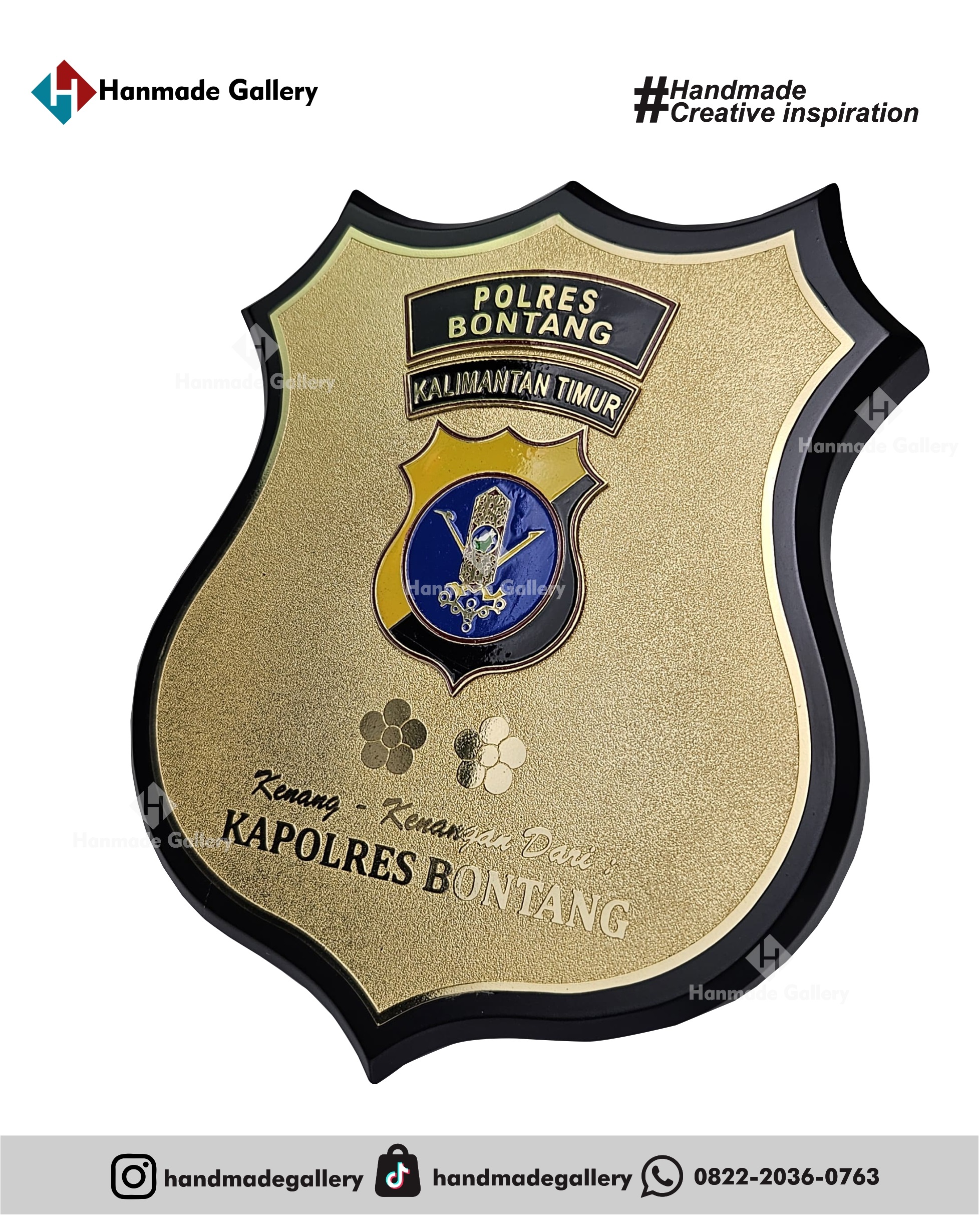 Plakat kayu merupakan produk plakat yang eksklusif dan elegan. Plakat kayu dengan sentuhan kombinasi plat kuningan menjadikan plakat kayu banyak sekali diminati baik instansi pemerintah, BUMN, Universitas dan juga perusahaan – perusahaan swasta. Produk plakat kayu ini terkenal dengan nilai kemewahanya dengan kombinasi kuningan