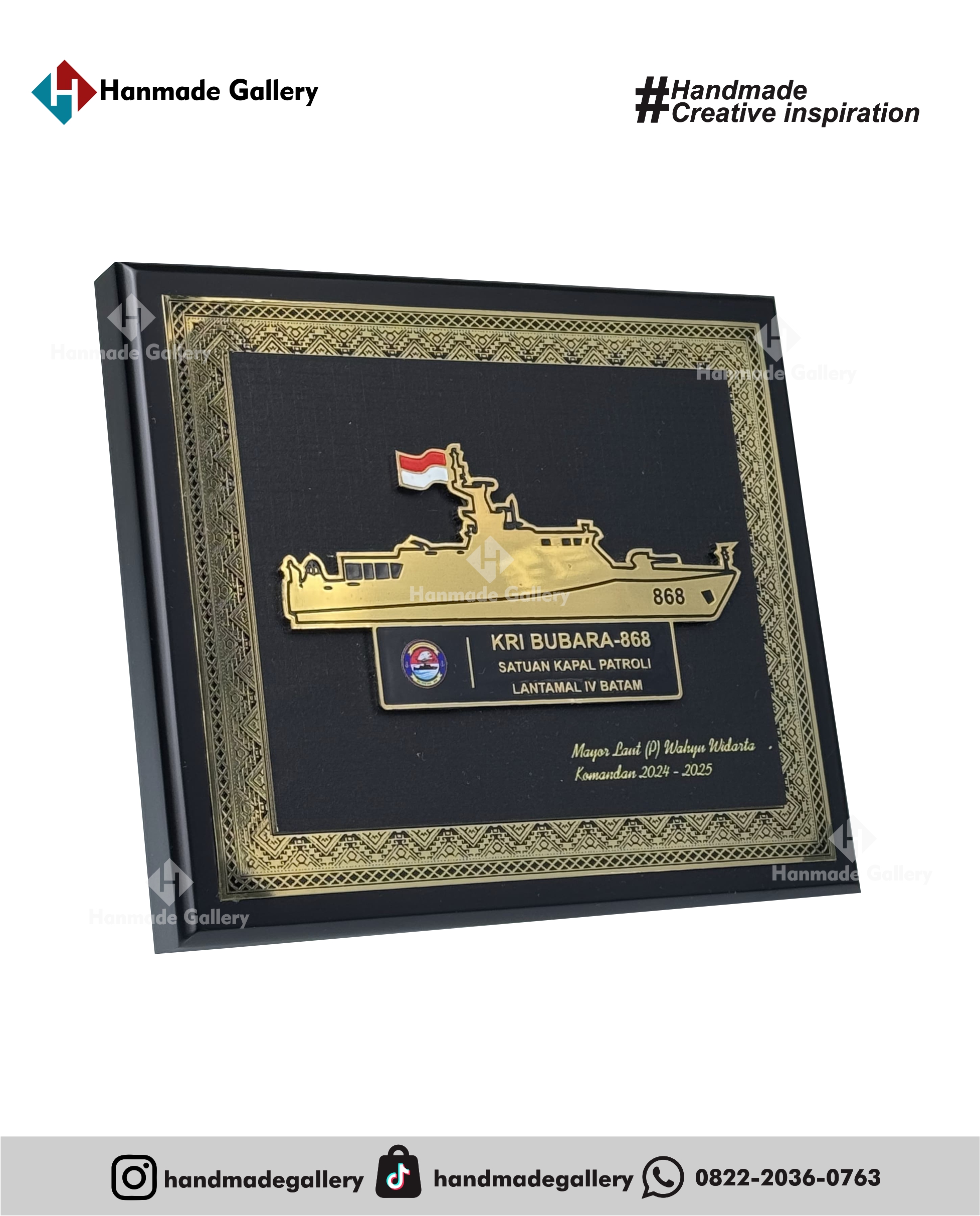 Plakat kayu merupakan produk plakat yang eksklusif dan elegan. Plakat kayu dengan sentuhan kombinasi plat kuningan menjadikan plakat kayu banyak sekali diminati baik instansi pemerintah, BUMN, Universitas dan juga perusahaan – perusahaan swasta. Produk plakat kayu ini terkenal dengan nilai kemewahanya dengan kombinasi kuningan