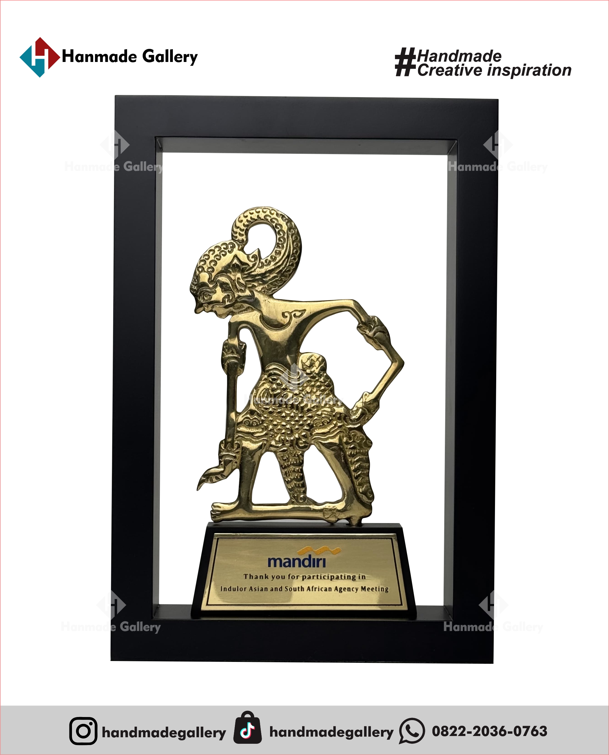 Plakat kayu merupakan produk plakat yang eksklusif dan elegan. Plakat kayu dengan sentuhan kombinasi plat kuningan menjadikan plakat kayu banyak sekali diminati baik instansi pemerintah, BUMN, Universitas dan juga perusahaan – perusahaan swasta. Produk plakat kayu ini terkenal dengan nilai kemewahanya dengan kombinasi kuningan