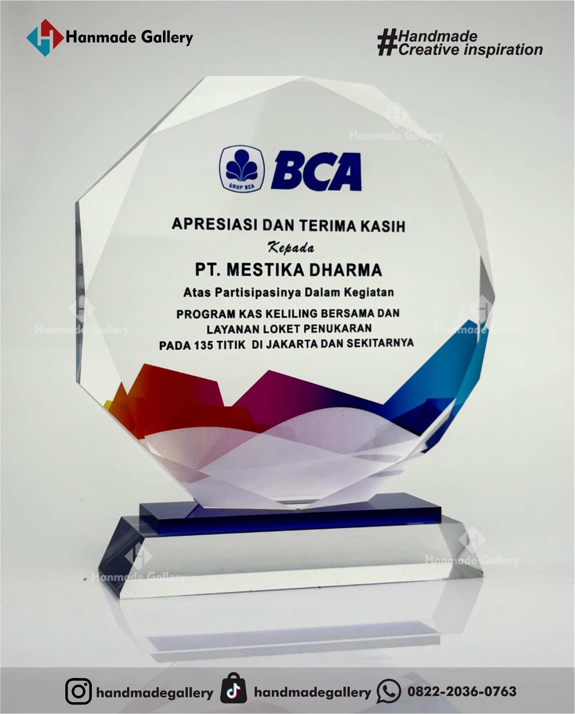 Plakat Akrilik merupakan salah satu produk plakat yang paling banyak dipesan. Plakat Akrilik ini dibuat dari bahan dasar acrylic bening, Proses Pekerjaan membentuk dan memotong plakat acrylic ini dengan menggunakan mesin laser sehingga hasil lebih presisi, yang kemudian di finishing oleh tenaga-tenaga ahli yang sudah berpengalaman. Plakat Akrilik dapat di variasi dengan bahan plat kuningan, stainless, almunium print, print flatbed, grafir laser.