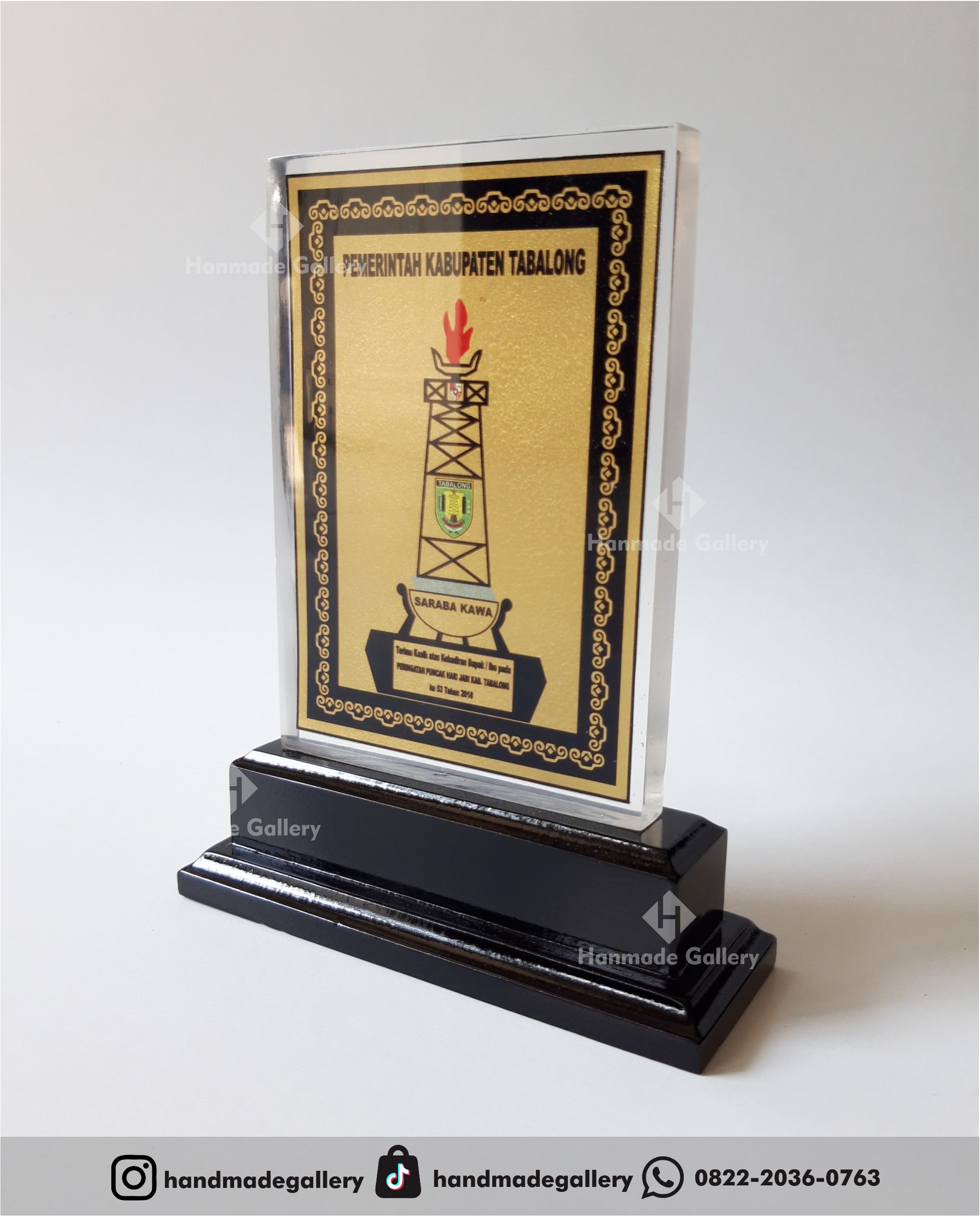 Plakat kayu merupakan produk plakat yang eksklusif dan elegan. Plakat kayu dengan sentuhan kombinasi plat kuningan menjadikan plakat kayu banyak sekali diminati baik instansi pemerintah, BUMN, Universitas dan juga perusahaan – perusahaan swasta. Produk plakat kayu ini terkenal dengan nilai kemewahanya dengan kombinasi kuningan