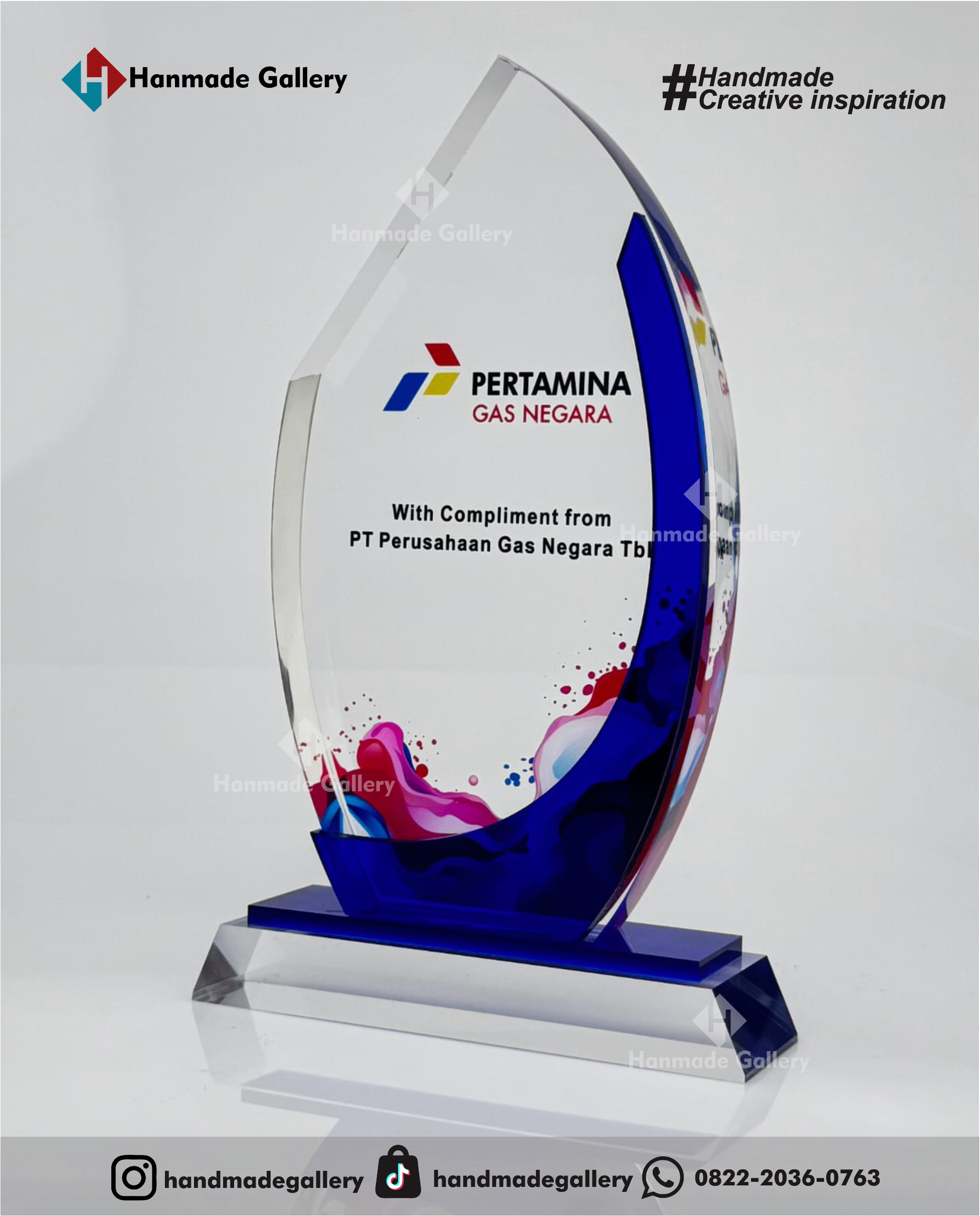 Plakat Akrilik merupakan salah satu produk plakat yang paling banyak dipesan. Plakat Akrilik ini dibuat dari bahan dasar acrylic bening, Proses Pekerjaan membentuk dan memotong plakat acrylic ini dengan menggunakan mesin laser sehingga hasil lebih presisi, yang kemudian di finishing oleh tenaga-tenaga ahli yang sudah berpengalaman. Plakat Akrilik dapat di variasi dengan bahan plat kuningan, stainless, almunium print, print flatbed, grafir laser.