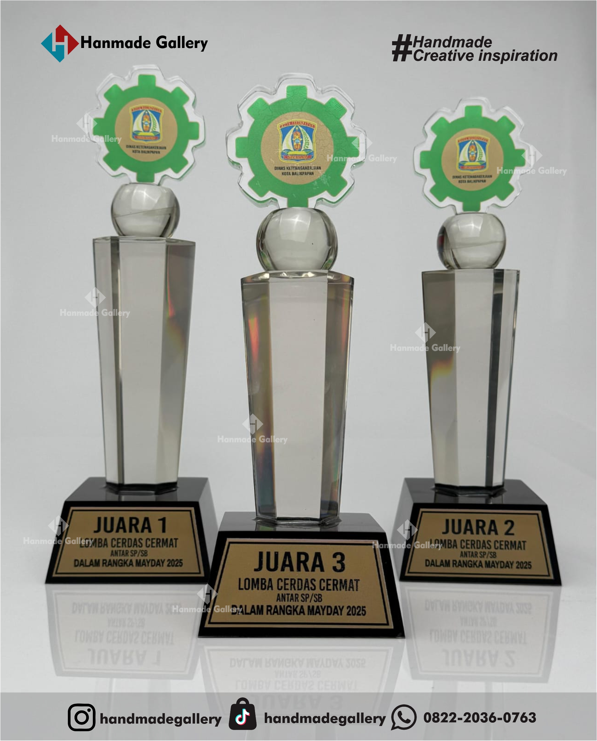 Plakat Akrilik merupakan salah satu produk plakat yang paling banyak dipesan. Plakat Akrilik ini dibuat dari bahan dasar acrylic bening, Proses Pekerjaan membentuk dan memotong plakat acrylic ini dengan menggunakan mesin laser sehingga hasil lebih presisi, yang kemudian di finishing oleh tenaga-tenaga ahli yang sudah berpengalaman. Plakat Akrilik dapat di variasi dengan bahan plat kuningan, stainless, almunium print, print flatbed, grafir laser.