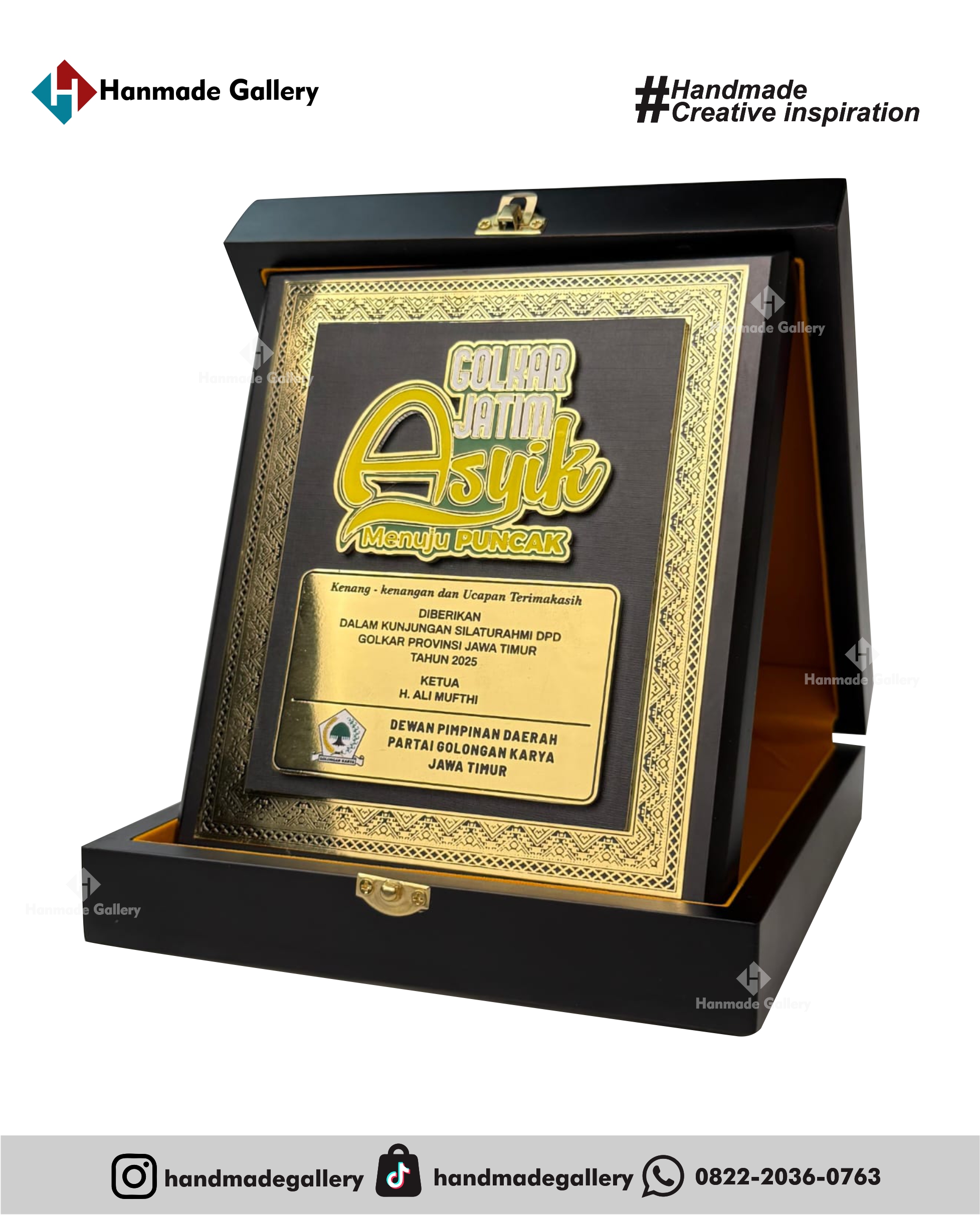 Plakat kayu merupakan produk plakat yang eksklusif dan elegan. Plakat kayu dengan sentuhan kombinasi plat kuningan menjadikan plakat kayu banyak sekali diminati baik instansi pemerintah, BUMN, Universitas dan juga perusahaan – perusahaan swasta. Produk plakat kayu ini terkenal dengan nilai kemewahanya dengan kombinasi kuningan