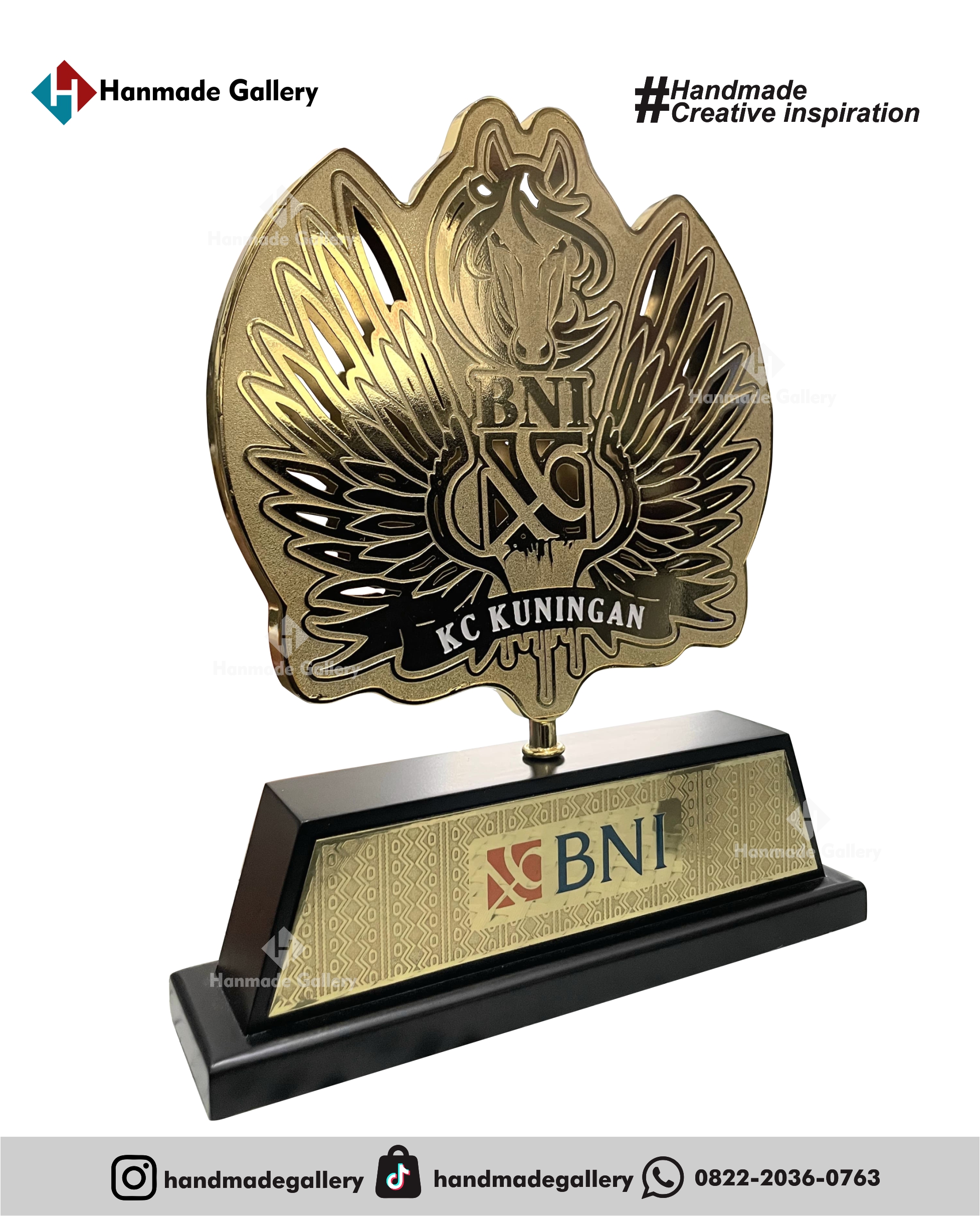 Plakat kayu dengan sentuhan kombinasi plat kuningan menjadikan plakat kayu banyak sekali diminati baik instansi pemerintah,
 BUMN, Universitas dan juga perusahaan – perusahaan swasta. Produk plakat kayu ini terkenal dengan nilai kemewahanya
 dengan kombinasi kuninganakrilikplakat, akrilikwisuda, boxplakat, buatplakat, fiberglass, hargapembuatanplakat, hargapialaakrilik,
 hargaplakat akrilik, hargaplakatkayu, hargaplakatmurah, hargaplakatwisuda, pembuatanplakat, pialaacrylic, plakatakrilikharga, 
plakatakrilikwisuda, plakatharga, plakatkayumurah, plakatkuningan, plakatmarmer, plakatmurah, plakatpiala, plakatseminar,
 plakatsouvenir, plakattimah, plakatwayang, plakatwayanglogam, plakatwedding, plakatwisuda, plakatwisudaakrilik,